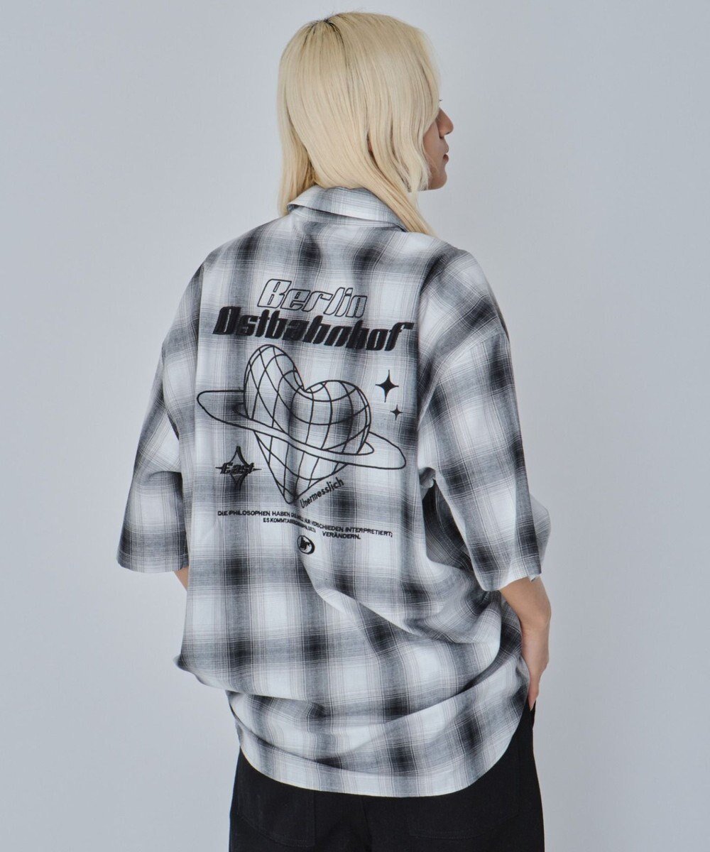 【ウィゴー/WEGO】の【ユニセックス着用ITEM】グラフィックオンブレチェックシャツ(SS) インテリア・キッズ・メンズ・レディースファッション・服の通販 founy(ファニー) 　ファッション　Fashion　レディースファッション　Fashion for Women　トップス・カットソー　Cut & Sew Tops　シャツ・ブラウス・オフィスカジュアル　Elegant Blouses & Button-Ups　春　Spring　グラフィック　Graphic, Graphic Design　スマホ　Smartphone, Mobile Device　トレンド　Trend, Trending Now　半袖　Short Sleeve, Half Sleeve　羽織　Haori, Light Jacket　メンズ　Men's, Menswear　ワイド　Wide, Wide Fit　S/S・春夏　SS, Spring/Summer, Warm Season　おすすめ　Recommended / Our Picks　夏　Summer　ホワイトチェック1|ID: prp329100004659223 ipo3291000000033720722