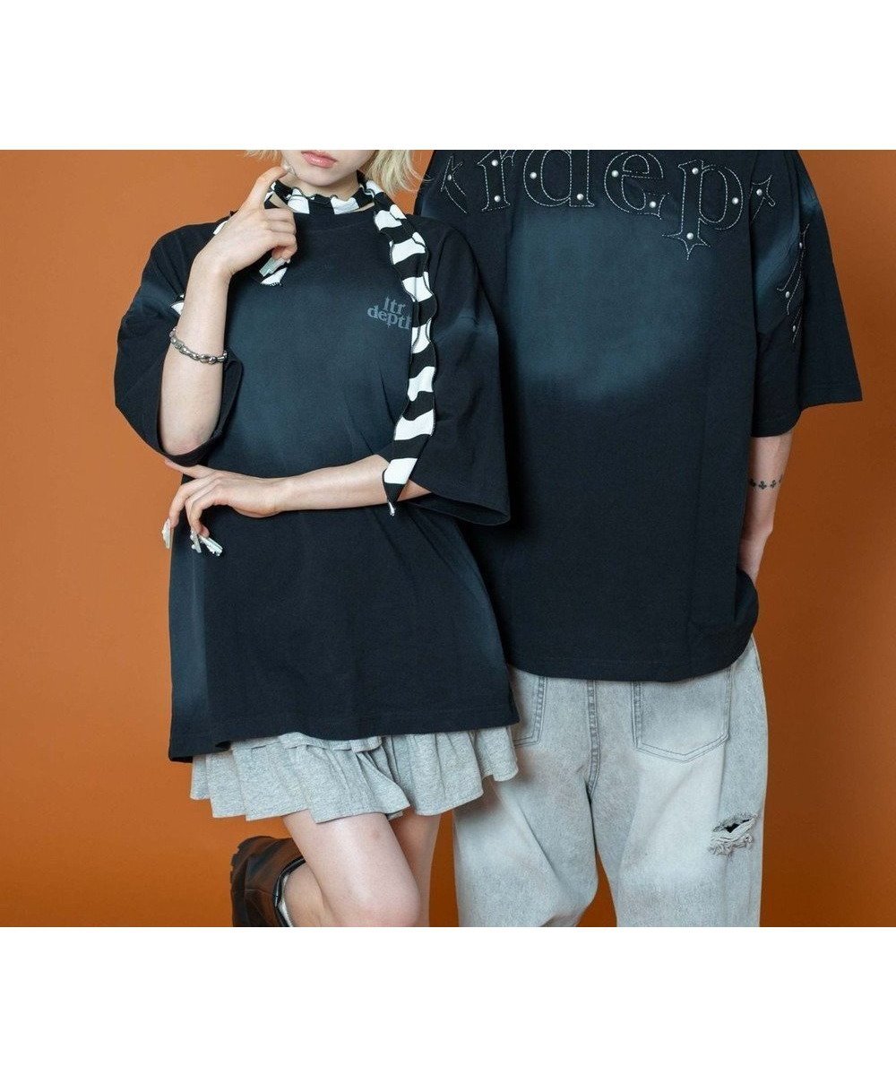 【ウィゴー/WEGO】の【ユニセックス着用ITEM】バックスタッズグラフィックT(SS) インテリア・キッズ・メンズ・レディースファッション・服の通販 founy(ファニー) ファッション Fashion レディースファッション Fashion for Women トップス・カットソー Cut & Sew Tops シャツ・ブラウス・オフィスカジュアル Elegant Blouses & Button-Ups ロングTシャツ・Tシャツ Longline T-Shirts & Tees カットソー・ベーシックTシャツ Cut-and-Sewn Tops / Stretch Tees & Basics 春 Spring 秋 Autumn カットソー Cut and Sewn Top カーゴパンツ Cargo Pants, Utility Pants グラフィック Graphic, Graphic Design シンプル Simple, Minimal スタッズ Studs, Metal Accents スマホ Smartphone, Mobile Device スラックス Slacks, Dress Pants ダメージ Distressed, Destroyed デニム Denim, Jeans Material トレンド Trend, Trending Now フロント Front, Front Design 半袖 Short Sleeve, Half Sleeve ワイド Wide, Wide Fit ワンポイント One Point, Statement Accent S/S・春夏 SS, Spring/Summer, Warm Season おすすめ Recommended / Our Picks 夏 Summer ブラック|ID: prp329100004659274 ipo3291000000033720927