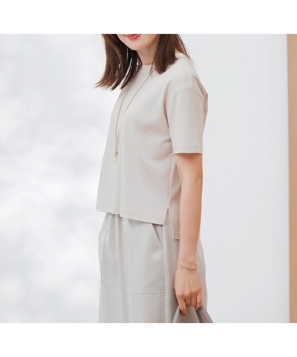 【23区/NIJYUSANKU】の【速乾性/汗じみ防止】半袖 クロップド IT Tシャツ インテリア・キッズ・メンズ・レディースファッション・服の通販 founy(ファニー) 　ファッション　Fashion　レディースファッション　Fashion for Women　トップス・カットソー　Cut & Sew Tops　シャツ・ブラウス・オフィスカジュアル　Elegant Blouses & Button-Ups　ロングTシャツ・Tシャツ　Longline T-Shirts & Tees　カットソー・ベーシックTシャツ　Cut-and-Sewn Tops / Stretch Tees & Basics　春　Spring　カットソー　Cut and Sewn Top　クロップド　Cropped, Short Length　ストレッチ　Stretch, Stretchy Fabric　スリーブ　Sleeve, Long Sleeve / Short Sleeve　トレンド　Trend, Trending Now　ドロップ　Drop Shoulder, Dropped Style　人気　Popular, Best Seller　バランス　Balance, Style Balance　フィット　Fit, Slim Fit　フレンチ　French, French Style　ベーシック　Basic, Essential　ボトム　Bottoms, Lower Wear　半袖　Short Sleeve, Half Sleeve　S/S・春夏　SS, Spring/Summer, Warm Season　夏　Summer　2025年　2025　2025春夏・S/S　Spring/Summer 2025 SS25　ベージュ系|ID: prp329100004659732 ipo3291000000033722895