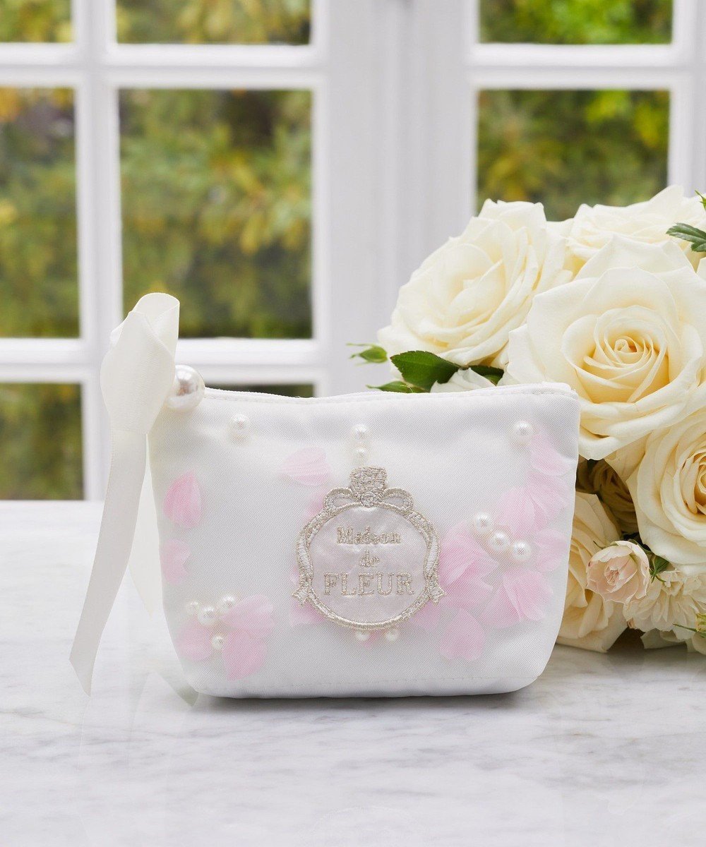 【メゾンドフルール/Maison de FLEUR】のマリエペタルパールポーチ インテリア・キッズ・メンズ・レディースファッション・服の通販 founy(ファニー) 　ファッション　Fashion　レディースファッション　Fashion for Women　ミニ財布・二つ折り財布　Wallets & Card Cases　ポーチ&ミニバッグ　Pouches & Mini Bags　サテン　Satin, Glossy Fabric　チュール　Tulip, Tulip Motif　パール　Pearl, Pearl Accent　フラワー　Flower, Floral　フレーム　Frame, Outline　フロント　Front, Front Design　ポーチ　Pouch, Small Case　リボン　Ribbon, Bow　財布　Wallet, Purse　Off White|ID: prp329100004660015 ipo3291000000033724626