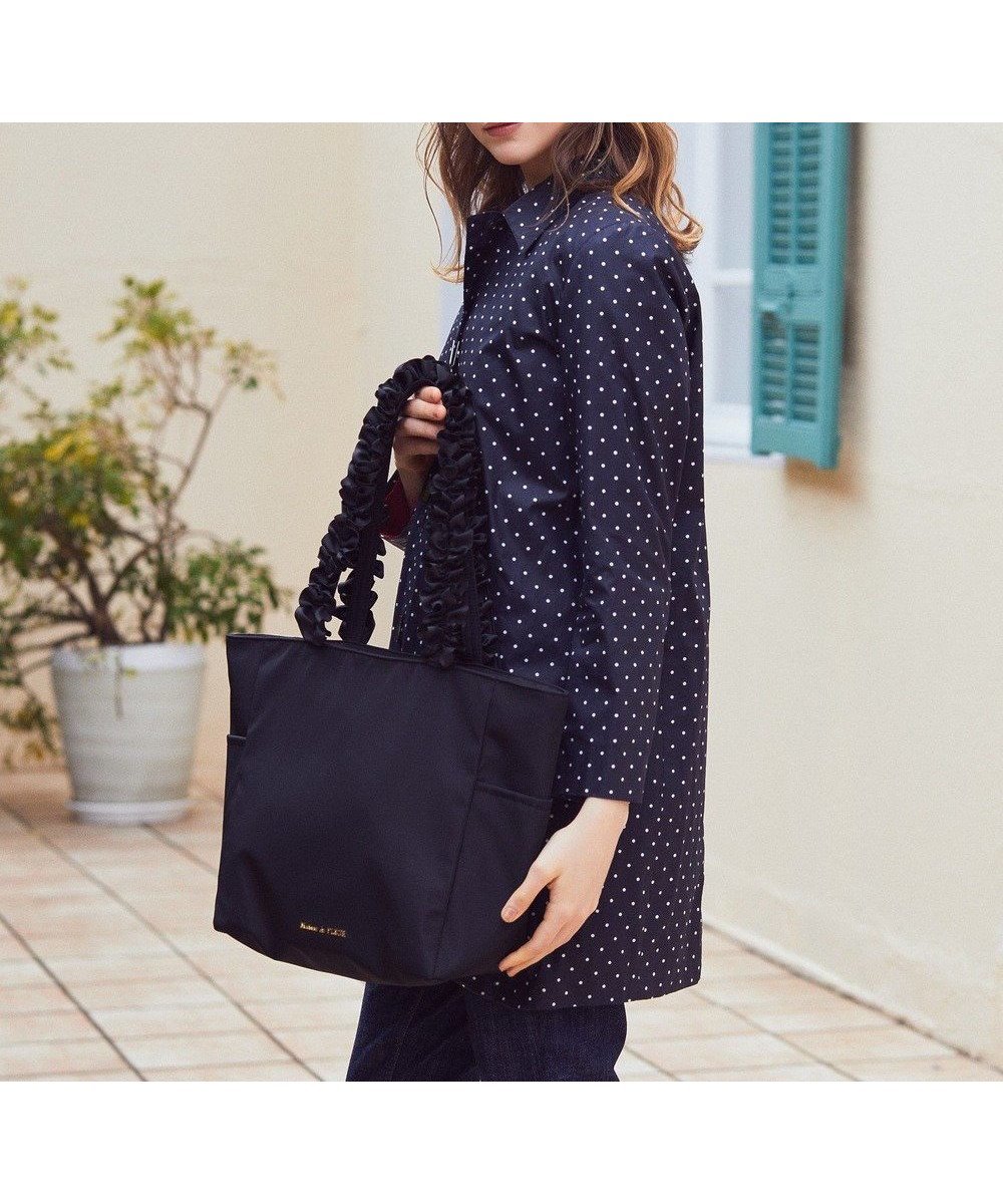 【メゾンドフルール/Maison de FLEUR】の撥水加工フリルハンドルバッグ インテリア・キッズ・メンズ・レディースファッション・服の通販 founy(ファニー) 　ファッション　Fashion　レディースファッション　Fashion for Women　バッグ　Bags　スクエア　Square, Square Shape　フォルム　Silhouette, Form　フリル　Frill, Ruffle　ポケット　Pocket, Pocket Detail　エレガント 上品　Elegant　ビジネス 仕事 通勤　Business / Work / Commuting　Black|ID: prp329100004660329 ipo3291000000033726044