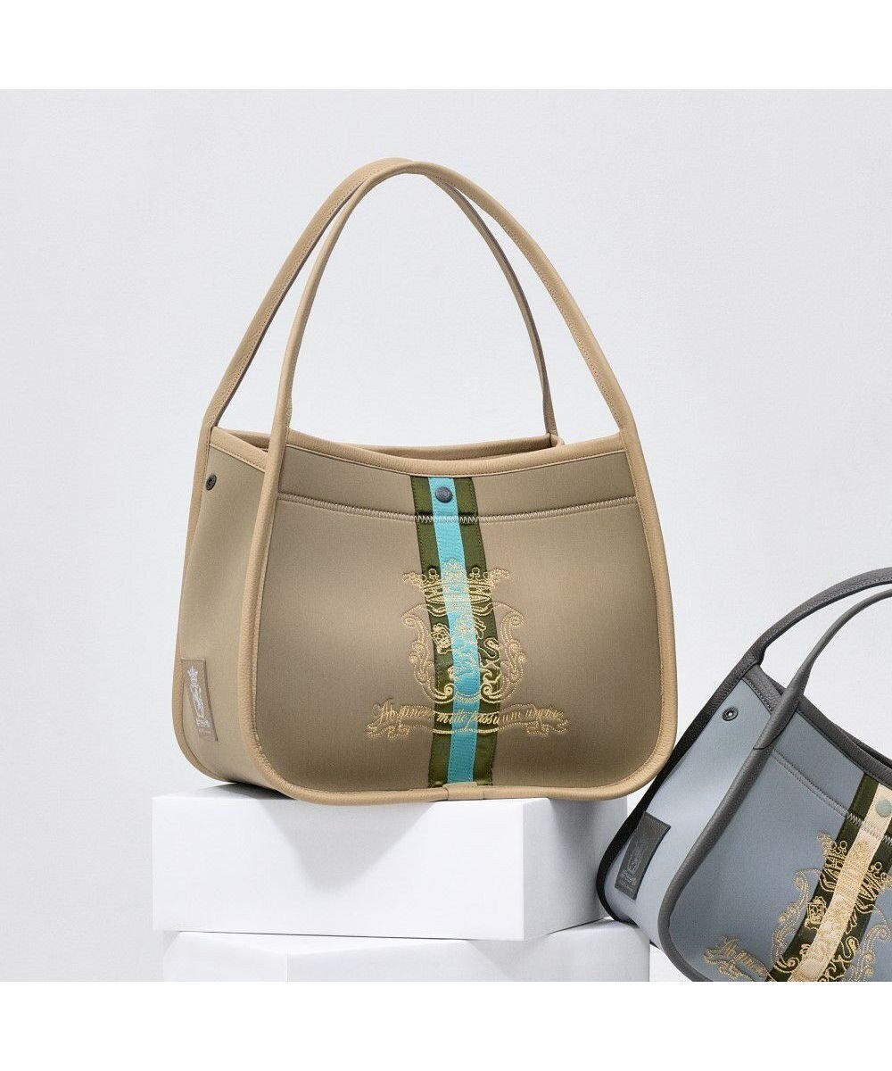 【アクセソワドゥマドモワゼルジャップ/A.D.M.J】のドラマ「続・続・最後から二番目の恋」(フジテレビ)着用 マジックライト/センターリボンベルボトムトートL インテリア・キッズ・メンズ・レディースファッション・服の通販 founy(ファニー) ファッション Fashion レディースファッション Fashion for Women バッグ Bags サテン Satin, Glossy Fabric スーツ Suit, Formalwear センター Center, Center Line ダブル Double, Double-Breasted フォーム Form ポケット Pocket, Pocket Detail モチーフ Motif, Design Theme リボン Ribbon, Bow アレナ|ID: prp329100004660379 ipo3291000000033726237