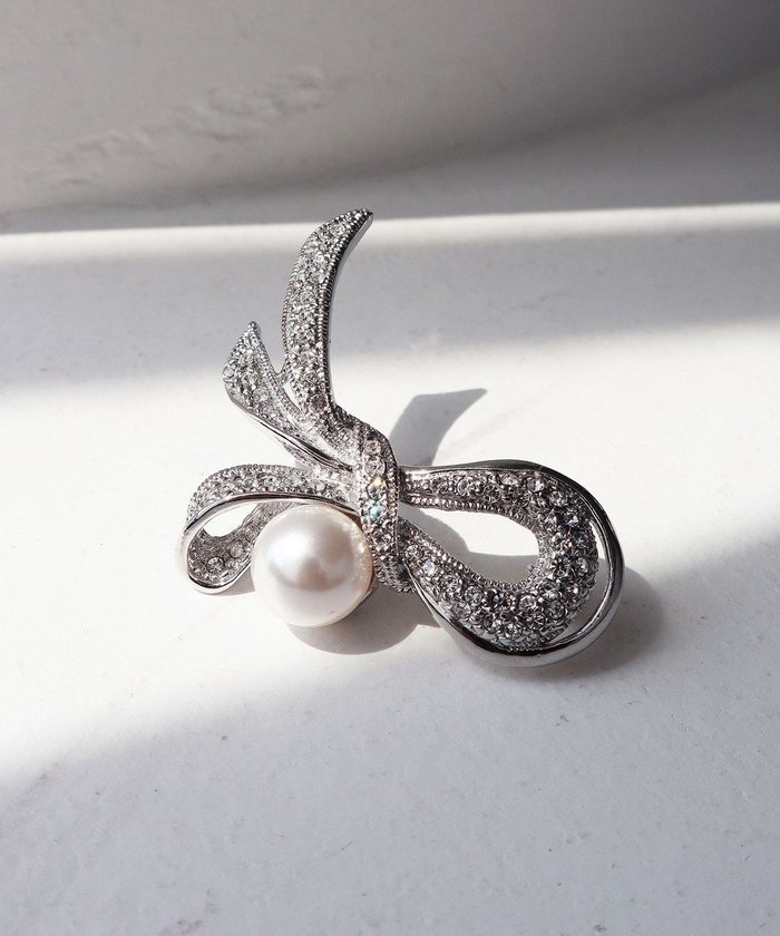 【ティアクラッセ/Tiaclasse】のリボンブローチ インテリア・キッズ・メンズ・レディースファッション・服の通販 founy(ファニー) https://founy.com/ ファッション Fashion レディースファッション Fashion for Women おすすめ Recommended / Our Picks アクセサリー Fashion Accessories オケージョン Occasion Wear ストーン Stone, Gem-Like チュニック Tunic, Long Top パール Pearl, Pearl Accent ブローチ Brooch, Pin Brooch モチーフ Motif, Design Theme リボン Ribbon, Bow エレガント 上品 Elegant 入学式 Entrance Ceremony 再入荷 Restock / Back in Stock 冬 Winter / This Winter 夏 Summer 新作・新入荷 New Arrivals / New In 春 Spring 秋 Autumn 結婚式 Wedding |ID: prp329100004660408 ipo3291000000036005510