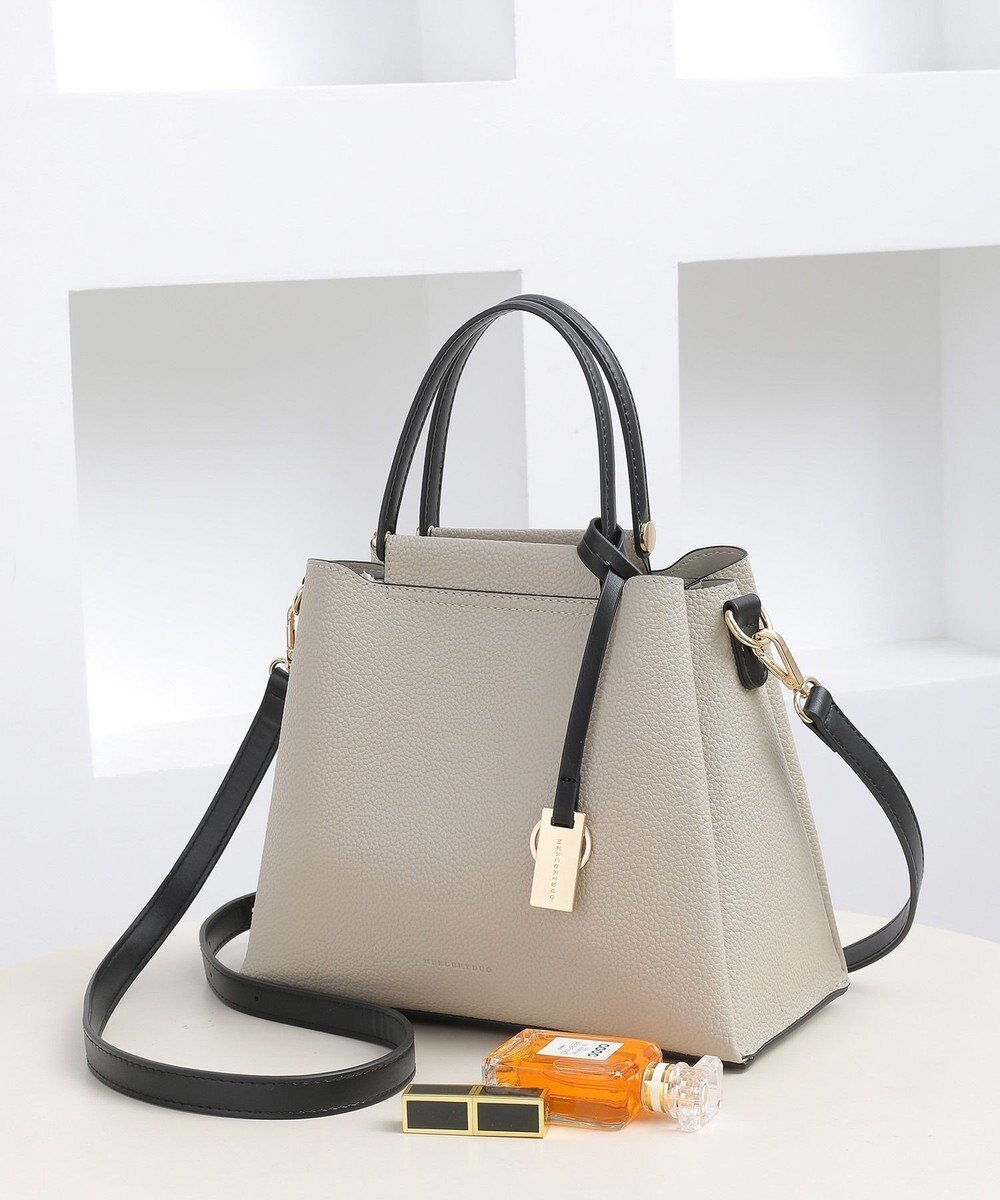 【スタイルコード/STYLE CODE】の【MERCURYDUO/マーキュリーデュオ】両アオリポケット ハンドバッグ キーリングチャーム付き インテリア・キッズ・メンズ・レディースファッション・服の通販 founy(ファニー) ファッション Fashion レディースファッション Fashion for Women ショルダー Shoulder, Shoulder Strap シンプル Simple, Minimal チャーム Charm, Pendant フェミニン Feminine, Girly ポケット Pocket, Pocket Detail 再入荷 Restock / Back in Stock エレガント 上品 Elegant アイボリー|ID: prp329100004660560 ipo3291000000034177960