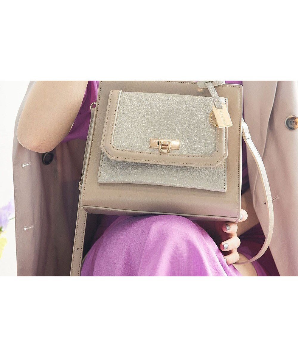 【スタイルコード/STYLE CODE】の【MERCURYDUO/マーキュリーデュオ】メタリッククラック調型押し フラップハンドバッグ インテリア・キッズ・メンズ・レディースファッション・服の通販 founy(ファニー) ファッション Fashion レディースファッション Fashion for Women バッグ Bags シンプル Simple, Minimal スマート Smart, Elegant 財布 Wallet, Purse トレンド Trend, Trending Now フラップ Flap, Flap Pocket ボックス Boxy, Box Shape メタリック Metallic, Shiny Finish ラップ Wrap, Wrap Design リップ Lip, Lip Motif 再入荷 Restock / Back in Stock 旅行 Travel エレガント 上品 Elegant 2025年 2025 2025春夏・S/S Spring/Summer 2025 SS25 グレージュ|ID: prp329100004660564 ipo3291000000034178022