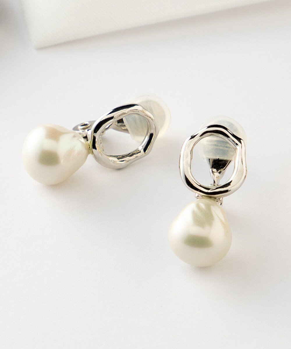 【23区/NIJYUSANKU】の【好評につき追加】バロック パール イヤリング インテリア・キッズ・メンズ・レディースファッション・服の通販 founy(ファニー) 　ファッション　Fashion　レディースファッション　Fashion for Women　ジュエリー　Jewelry　ファッションリング　Fashion Rings　イヤリング・フープ・ドロップタイプ　Hoop, Drop & Clip Earrings　アクセサリー　Fashion Accessories　イヤリング　Earrings　クール　Cool, Chic　シルバー　Silver, Metallic Silver　セレモニー　Ceremony　デニム　Denim, Jeans Material　トレンド　Trend, Trending Now　バロック　Baroque, Baroque Design　パール　Pearl, Pearl Accent　フォルム　Silhouette, Form　モチーフ　Motif, Design Theme　エレガント 上品　Elegant　シルバー系|ID: prp329100004660639 ipo3291000000035569262