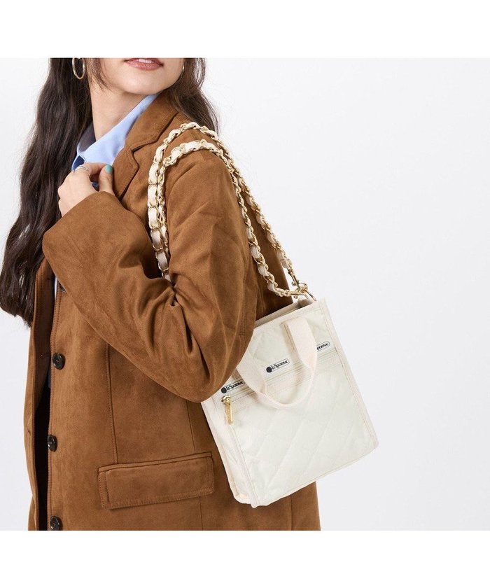 【レスポートサック/LeSportsac】のCHAIN MINI N/S TOTE/サンドバーチェーンキルト インテリア・キッズ・メンズ・レディースファッション・服の通販 founy(ファニー) https://founy.com/ ファッション Fashion レディースファッション Fashion for Women バッグ Bags アウトドア Outdoor Clothing エレガント 上品 Elegant キルティング Quilted, Quilting 軽量 Lightweight, Ultra Light スクエア Square, Square Shape スマート Smart, Elegant 財布 Wallet, Purse チェーン Chain, Chain Strap トラベル Travel, Travel Gear 人気 Popular, Best Seller フォーマル Formal, Dressy プリント Print, Printed Pattern ポケット Pocket, Pocket Detail ポーチ Pouch, Small Case おすすめ Recommended / Our Picks ビジネス 仕事 通勤 Business / Work / Commuting |ID: prp329100004661091 ipo3291000000033729609
