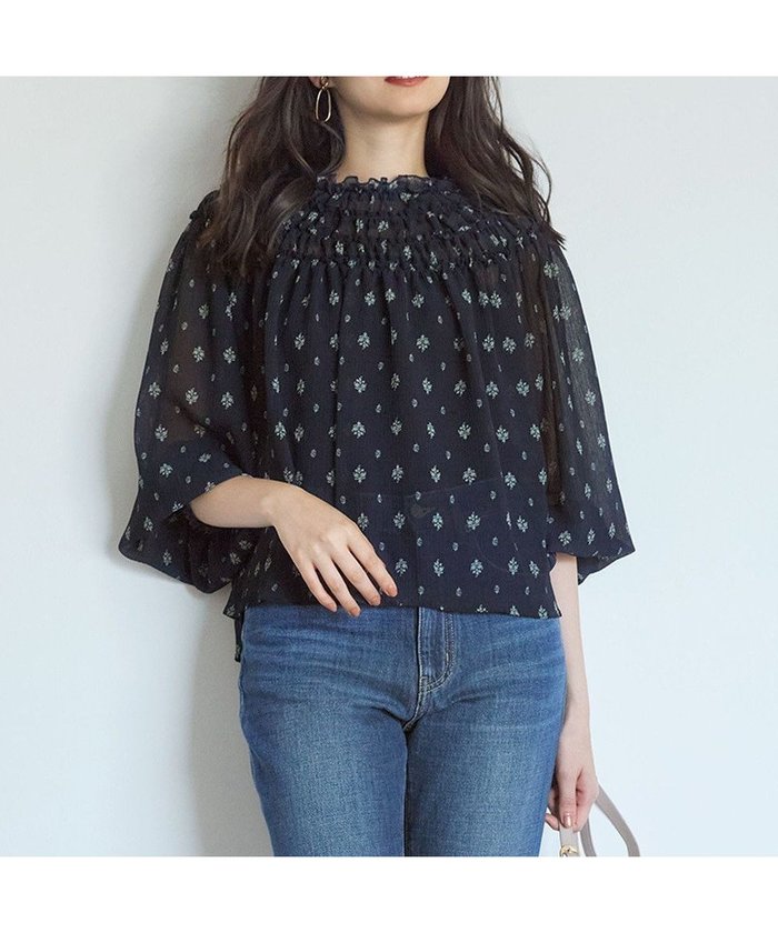 【23区/NIJYUSANKU】の【SLOW/一部店舗限定】クレープ フラワープリント ブラウス インテリア・キッズ・メンズ・レディースファッション・服の通販 founy(ファニー) https://founy.com/ ファッション Fashion レディースファッション Fashion for Women トップス・カットソー Cut & Sew Tops シャツ・ブラウス・オフィスカジュアル Elegant Blouses & Button-Ups 花柄・フラワープリント・モチーフ Floral Prints & Motifs / Flower Pattern Tops インド Indian Textile ギャザー Gathered, Ruffled シャーリング Shirring, Ruched ハンド Hand, Handmade フラワー Flower, Floral ブロック Block, Solid Block Pattern プリント Print, Printed Pattern ボトム Bottoms, Lower Wear 無地 Plain, Solid Color A/W・秋冬 Autumn/Winter 旅行 Travel 2025年 2025 2025-2026秋冬・A/W Autumn/Winter 2025–26 AW25–26 |ID: prp329100004661152 ipo3291000000036151634