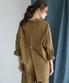 【23区/NIJYUSANKU】の【SLOW/一部店舗限定】ライトタンブラータフタ バックボタン シャツ カーキ系|ID: prp329100004661271 ipo3291000000033730542