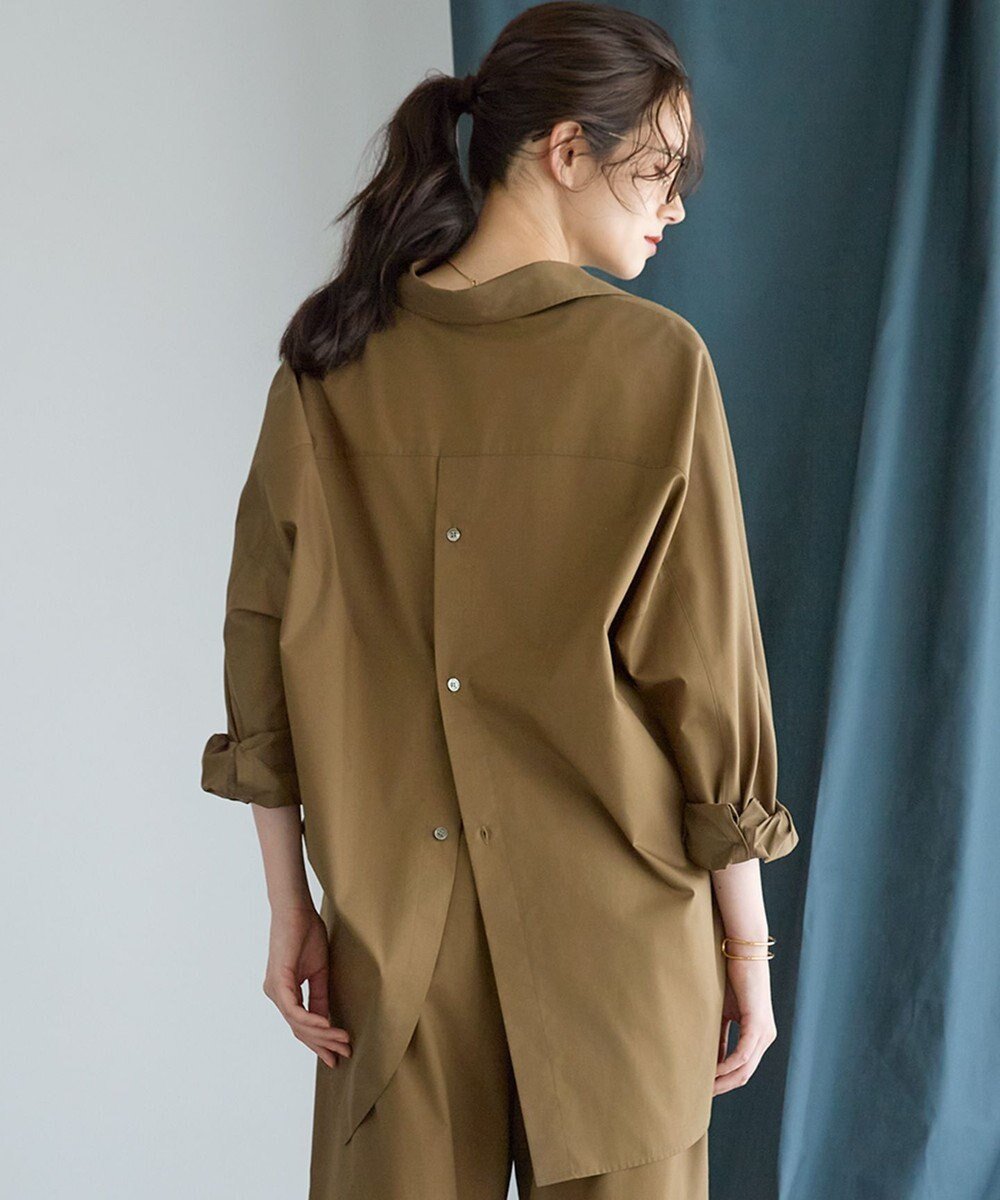 【23区/NIJYUSANKU】の【SLOW/一部店舗限定】ライトタンブラータフタ バックボタン シャツ インテリア・キッズ・メンズ・レディースファッション・服の通販 founy(ファニー) 　ファッション　Fashion　レディースファッション　Fashion for Women　トップス・カットソー　Cut & Sew Tops　シャツ・ブラウス・オフィスカジュアル　Elegant Blouses & Button-Ups　今季　This Season, Current Season　スリット　Slit, Slit Detail　セットアップ　Set-Up, Coordinated Outfit　タフタ　Taffeta, Structured Fabric　タンブラー　Tumbler, Travel Mug　デニム　Denim, Jeans Material　フラット　Flat, Flat Shoes　プリーツ　Pleats, Pleated　ボトム　Bottoms, Lower Wear　ミリタリー　Military, Army Style　A/W・秋冬　Autumn/Winter　おすすめ　Recommended / Our Picks　2025年　2025　2025-2026秋冬・A/W　Autumn/Winter 2025–26 AW25–26　カーキ系|ID: prp329100004661271 ipo3291000000033730542