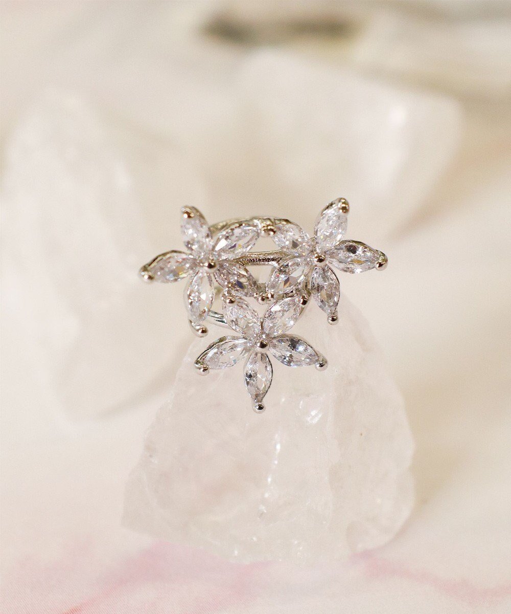 【ティアクラッセ/Tiaclasse】の3片花イヤーカフ 人気、トレンドファッション・服の通販 founy(ファニー) 　ファッション　Fashion　レディースファッション　Fashion for Women　ジュエリー　Jewelry　ファッションリング　Fashion Rings　イヤリング・フープ・ドロップタイプ　Hoop, Drop & Clip Earrings　アクセサリー　Fashion Accessories　イヤリング　Earrings　イヤーカフ　Ear Cuffs　エレガント 上品　Elegant　オケージョン　Occasion Wear　ギフト プレゼント　Gift / Present　クリスタル　Crystal, Swarovski　シルバー　Silver, Metallic Silver　シンプル　Simple, Minimal　フェミニン　Feminine, Girly　フラワー　Flower, Floral　フープ　Hoop, Hoop Earrings　モチーフ　Motif, Design Theme　入学式　Entrance Ceremony　卒業式　Graduation Ceremony　結婚式　Wedding　 other-1|ID: prp329100004663469 ipo3291000000035604743