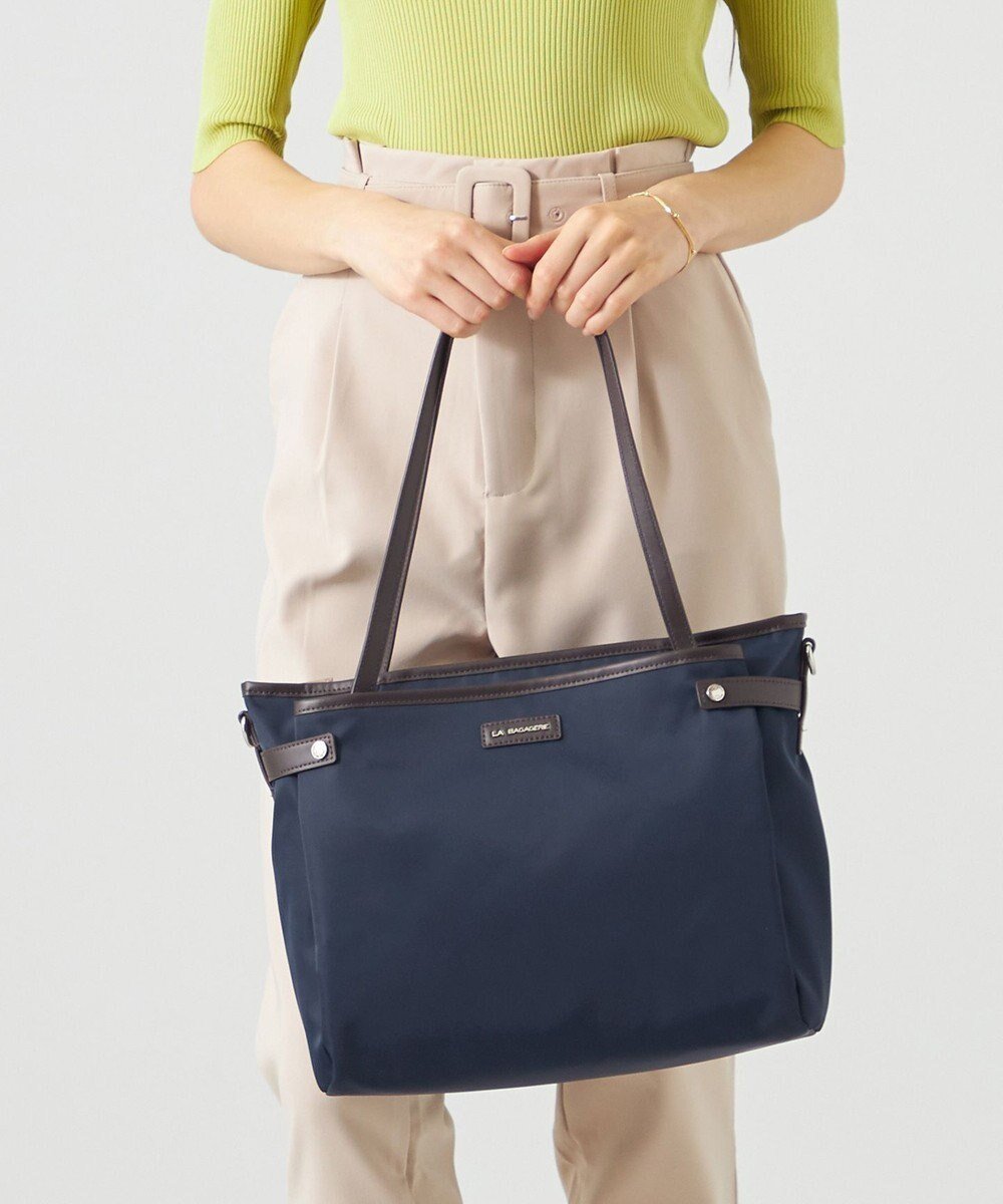 【ラ バガジェリー/LA BAGAGERIE】の【撥水ナイロン】ベーシックA4トート インテリア・キッズ・メンズ・レディースファッション・服の通販 founy(ファニー) ファッション Fashion レディースファッション Fashion for Women バッグ Bags シンプル Simple, Minimal スマート Smart, Elegant 財布 Wallet, Purse トラベル Travel, Travel Gear ハンカチ Handkerchief, Hanky ベーシック Basic, Essential ポケット Pocket, Pocket Detail ポーチ Pouch, Small Case マグネット Magnet, Magnetic Closure エレガント 上品 Elegant ビジネス 仕事 通勤 Business / Work / Commuting ネイビー|ID: prp329100004664513 ipo3291000000033742792