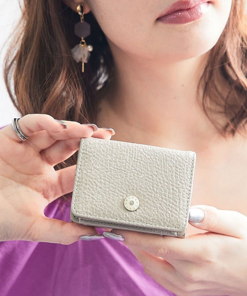 【スタイルコード/STYLE CODE】の【MERCURYDUO/マーキュリーデュオ】メタリッククラック調型押し 三つ折りミニ財布 インテリア・キッズ・メンズ・レディースファッション・服の通販 founy(ファニー) ファッション Fashion レディースファッション Fashion for Women ミニ財布・二つ折り財布 Wallets & Card Cases ギフト プレゼント Gift / Present コンパクト Compact, Small Size シンプル Simple, Minimal フラップ Flap, Flap Pocket ブローチ Brooch, Pin Brooch ポケット Pocket, Pocket Detail ワンポイント One Point, Statement Accent エレガント 上品 Elegant 財布 Wallet, Purse シルバー|ID: prp329100004664614 ipo3291000000033743168