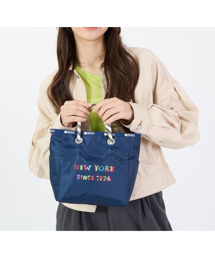【レスポートサック/LeSportsac】のMEDIUM 2 WAY TOTE/ハリボーエヌワイシーリバーシブルトート インテリア・キッズ・メンズ・レディースファッション・服の通販 founy(ファニー) https://founy.com/ ファッション Fashion レディースファッション Fashion for Women バッグ Bags カラフル Colorful Design 軽量 Lightweight, Ultra Light シンプル Simple, Minimal スマホ Smartphone, Mobile Device トラベル Travel, Travel Gear ニューヨーク New York, NYC Style プリント Print, Printed Pattern ボックス Boxy, Box Shape ポケット Pocket, Pocket Detail モチーフ Motif, Design Theme 無地 Plain, Solid Color リバーシブル Reversible, Two-Sided おすすめ Recommended / Our Picks 旅行 Travel ビジネス 仕事 通勤 Business / Work / Commuting |ID: prp329100004664728 ipo3291000000033743614