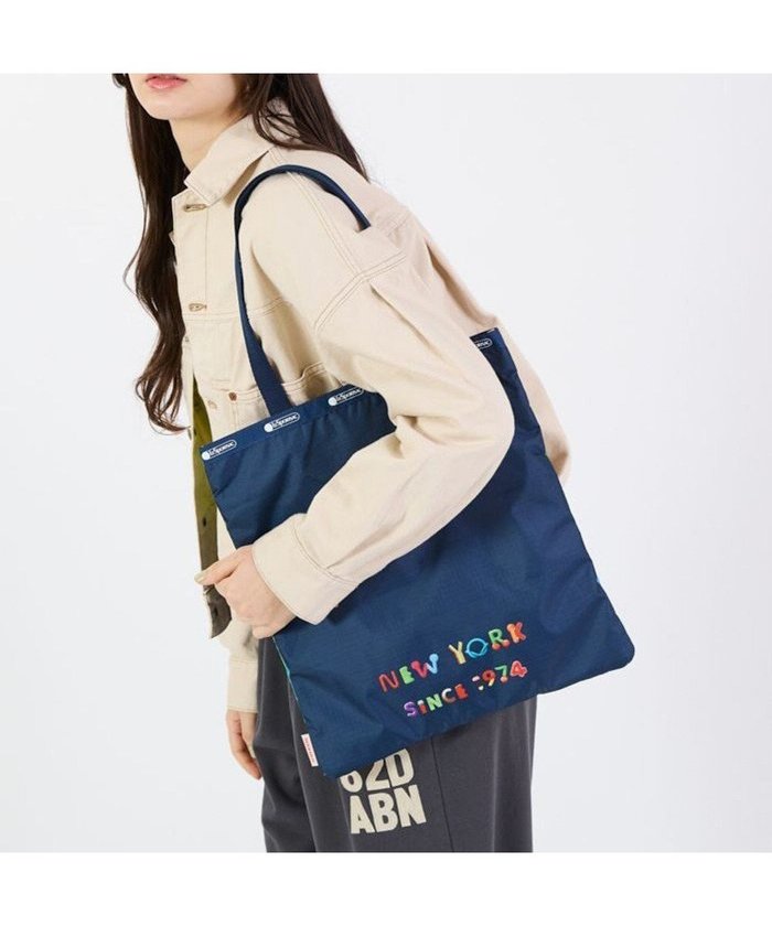 【レスポートサック/LeSportsac】のLARGE EMERALD TOTE/ハリボーエヌワイシートート インテリア・キッズ・メンズ・レディースファッション・服の通販 founy(ファニー) https://founy.com/ ファッション Fashion レディースファッション Fashion for Women バッグ Bags カラフル Colorful Design 軽量 Lightweight, Ultra Light シンプル Simple, Minimal スリム Slim, Slim Fit 雑誌 Magazine, Fashion Magazine ニューヨーク New York, NYC Style プリント Print, Printed Pattern ポケット Pocket, Pocket Detail モチーフ Motif, Design Theme 無地 Plain, Solid Color おすすめ Recommended / Our Picks ビジネス 仕事 通勤 Business / Work / Commuting |ID: prp329100004664737 ipo3291000000033743632