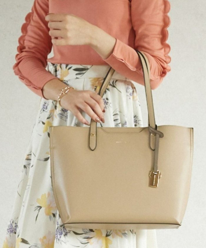 【スタイルコード/STYLE CODE】の【MERCURYDUO/マーキュリーデュオ】両アオリポケット サイド配色A4トートバッグ キーチャーム付 インテリア・キッズ・メンズ・レディースファッション・服の通販 founy(ファニー) https://founy.com/ ファッション Fashion レディースファッション Fashion for Women バッグ Bags エレガント 上品 Elegant シンプル Simple, Minimal 財布 Wallet, Purse チャーム Charm, Pendant フロント Front, Front Design ポケット Pocket, Pocket Detail ポーチ Pouch, Small Case リップ Lip, Lip Motif 再入荷 Restock / Back in Stock おすすめ Recommended / Our Picks ビジネス 仕事 通勤 Business / Work / Commuting |ID: prp329100004666867 ipo3291000000034177956