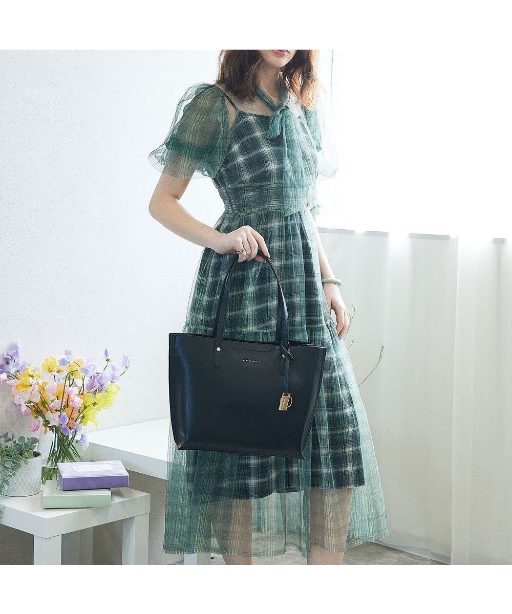 【スタイルコード/STYLE CODE】の【MERCURYDUO/マーキュリーデュオ】両アオリポケット サイド配色A4トートバッグ キーチャーム付 インテリア・キッズ・メンズ・レディースファッション・服の通販 founy(ファニー) ファッション Fashion レディースファッション Fashion for Women バッグ Bags エレガント 上品 Elegant シンプル Simple, Minimal 財布 Wallet, Purse チャーム Charm, Pendant フロント Front, Front Design ポケット Pocket, Pocket Detail ポーチ Pouch, Small Case リップ Lip, Lip Motif 再入荷 Restock / Back in Stock おすすめ Recommended / Our Picks ビジネス 仕事 通勤 Business / Work / Commuting ブラック|ID: prp329100004666867 ipo3291000000034177958