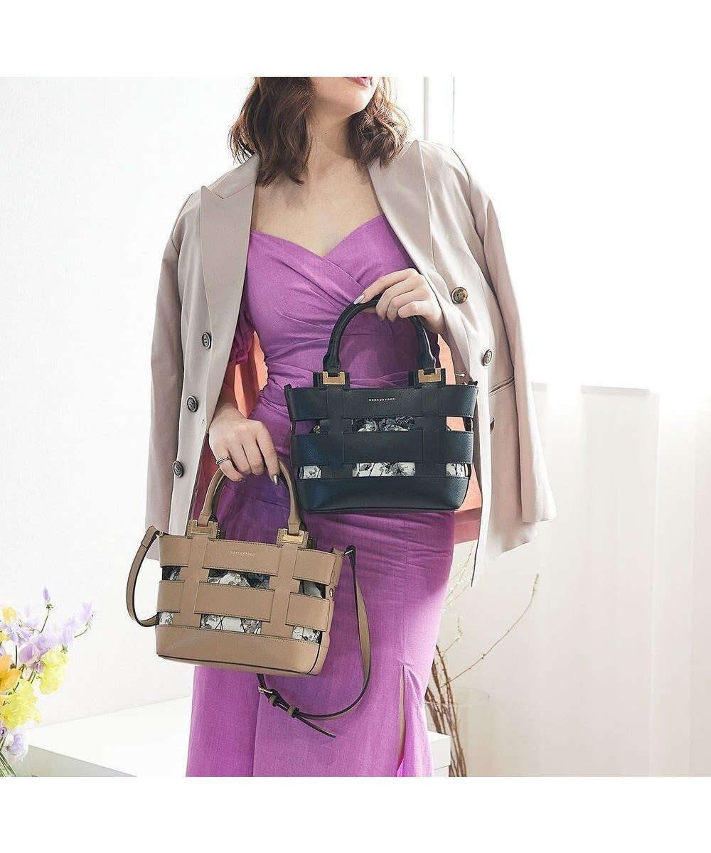 【スタイルコード/STYLE CODE】の【MERCURYDUO/マーキュリーデュオ】軽量メッシュ 花柄巾着付ミニトートバッグ インテリア・キッズ・メンズ・レディースファッション・服の通販 founy(ファニー) 　ファッション　Fashion　レディースファッション　Fashion for Women　バッグ　Bags　春　Spring　巾着　Drawstring Bag, Kinchaku　軽量　Lightweight, Ultra Light　ショルダー　Shoulder, Shoulder Strap　スカーフ　Scarf, Neckwear　財布　Wallet, Purse　トレンド　Trend, Trending Now　ハンカチ　Handkerchief, Hanky　ポーチ　Pouch, Small Case　メッシュ　Mesh, Net Fabric　リュクス　Luxury, Elegant, High-End, Chic　リラックス　Relax, Relaxed Fit　再入荷　Restock / Back in Stock　エレガント 上品　Elegant　ブラック|ID: prp329100004666889 ipo3291000000034178031