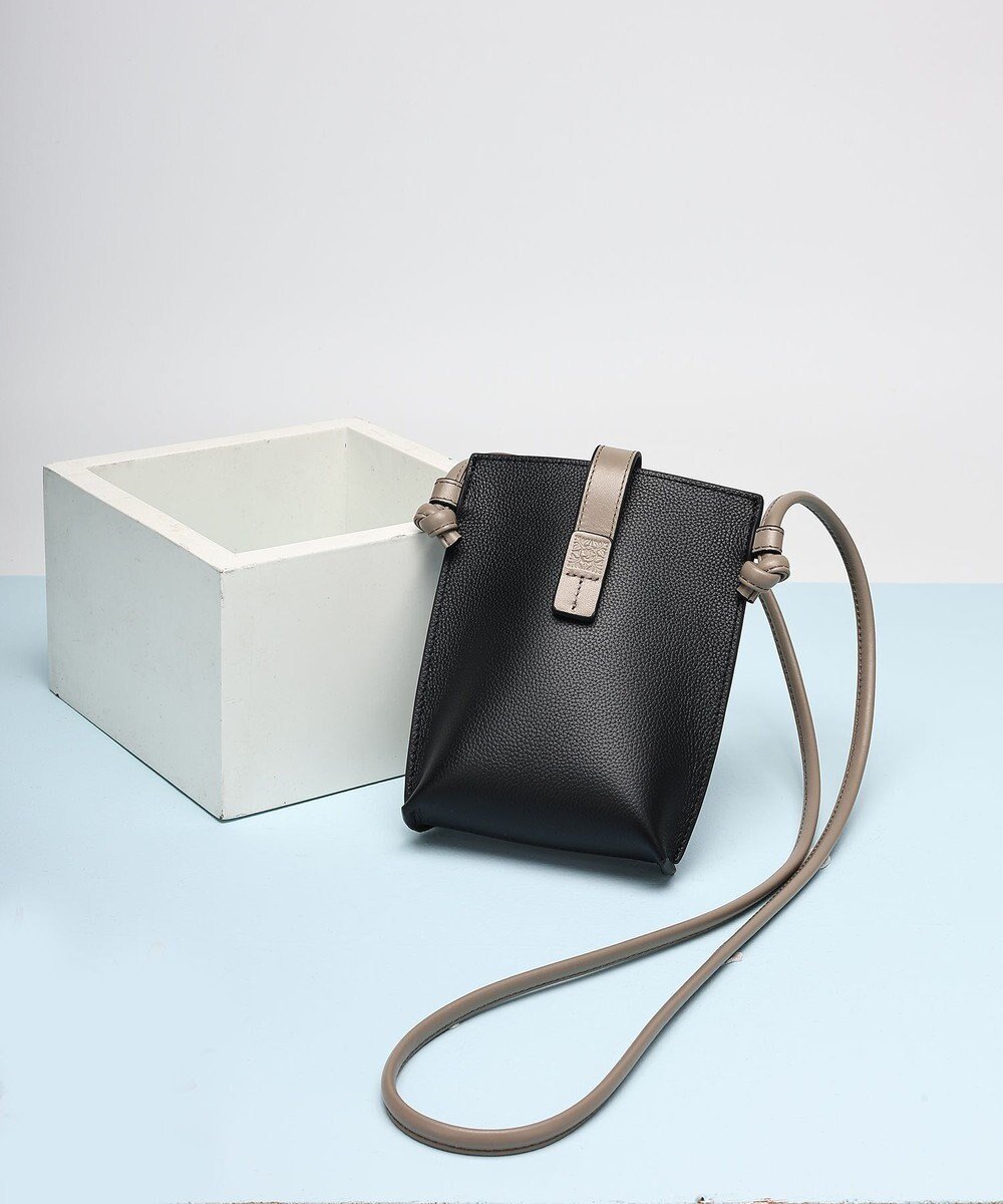 【スタイルコード/STYLE CODE】の【PADMA/パドマ】ベルトデザイン シュリンクレザーマルチポシェット インテリア・キッズ・メンズ・レディースファッション・服の通販 founy(ファニー) 　ファッション　Fashion　レディースファッション　Fashion for Women　ベルト&ウエストマーク　Belts & Waist Accessories　軽量　Lightweight, Ultra Light　シンプル　Simple, Minimal　スタイリッシュ　Stylish, Fashionable　スマホ　Smartphone, Mobile Device　人気　Popular, Best Seller　ハンカチ　Handkerchief, Hanky　フォーマル　Formal, Dressy　ボックス　Boxy, Box Shape　ポケット　Pocket, Pocket Detail　ポシェット　Pochette, Mini Bag　リップ　Lip, Lip Motif　おすすめ　Recommended / Our Picks　旅行　Travel　エレガント 上品　Elegant　セレモニー　Ceremony　クリスマス X'mas　Christmas / X'mas　ギフト プレゼント　Gift / Present　入学式　Entrance Ceremony　卒業式　Graduation Ceremony　結婚式　Wedding　ビジネス 仕事 通勤　Business / Work / Commuting　ブラック×グレージュ|ID: prp329100004666905 ipo3291000000034178056