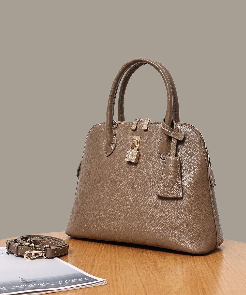 【スタイルコード/STYLE CODE】の【PADMA/パドマ】 キーチャーム付 本革ハンドバッグ インテリア・キッズ・メンズ・レディースファッション・服の通販 founy(ファニー) ファッション Fashion レディースファッション Fashion for Women バッグ Bags シンプル Simple, Minimal スタイリッシュ Stylish, Fashionable チャーム Charm, Pendant 人気 Popular, Best Seller フェミニン Feminine, Girly フォルム Silhouette, Form フォーマル Formal, Dressy ボックス Boxy, Box Shape おすすめ Recommended / Our Picks エレガント 上品 Elegant セレモニー Ceremony クリスマス X'mas Christmas / X'mas ギフト プレゼント Gift / Present 入学式 Entrance Ceremony 卒業式 Graduation Ceremony 結婚式 Wedding ビジネス 仕事 通勤 Business / Work / Commuting トープ|ID: prp329100004666914 ipo3291000000033752479