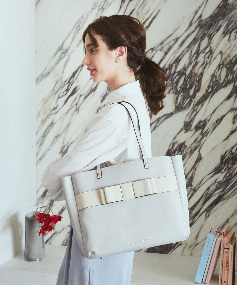 【メゾンドフルール/Maison de FLEUR】のEC限定フロントリボン3ルームトートバッグ 人気、トレンドファッション・服の通販 founy(ファニー) 　ファッション　Fashion　レディースファッション　Fashion for Women　バッグ　Bags　おすすめ　Recommended / Our Picks　フロント　Front, Front Design　ポケット　Pocket, Pocket Detail　マグネット　Magnet, Magnetic Closure　リボン　Ribbon, Bow　ビジネス 仕事 通勤　Business / Work / Commuting　 other-1|ID: prp329100004667385 ipo3291000000033754383