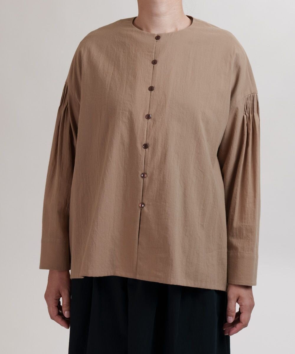 【ムーク/muuc】のコットンローン長袖ブラウス インテリア・キッズ・メンズ・レディースファッション・服の通販 founy(ファニー) 　ファッション　Fashion　レディースファッション　Fashion for Women　トップス・カットソー　Cut & Sew Tops　シャツ・ブラウス・オフィスカジュアル　Elegant Blouses & Button-Ups　おすすめ　Recommended / Our Picks　カーディガン　Cardigan, Knitwear　シンプル　Simple, Minimal　プリーツ　Pleats, Pleated　プレーン　Plain, Simple　ボックス　Boxy, Box Shape　モチーフ　Motif, Design Theme　夏　Summer　S/S・春夏　SS, Spring/Summer, Warm Season　A/W・秋冬　Autumn/Winter　長袖　Long Sleeve, Full Sleeve　ブラウン|ID: prp329100004667767 ipo3291000000033755844