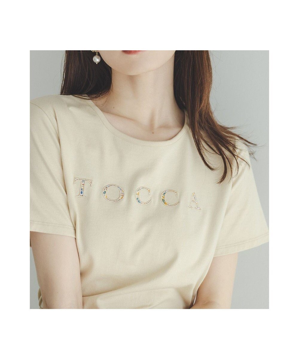 【トッカ/TOCCA】のTEXT LOGO TEE Tシャツ インテリア・キッズ・メンズ・レディースファッション・服の通販 founy(ファニー) 　ファッション　Fashion　レディースファッション　Fashion for Women　トップス・カットソー　Cut & Sew Tops　シャツ・ブラウス・オフィスカジュアル　Elegant Blouses & Button-Ups　ロングTシャツ・Tシャツ　Longline T-Shirts & Tees　カットソー・ベーシックTシャツ　Cut-and-Sewn Tops / Stretch Tees & Basics　2025年　2025　2025春夏・S/S　Spring/Summer 2025 SS25　おすすめ　Recommended / Our Picks　カットソー　Cut and Sewn Top　フラワー　Flower, Floral　プリント　Print, Printed Pattern　今季　This Season, Current Season　夏　Summer　定番　Standard, Basic Item　春　Spring　S/S・春夏　SS, Spring/Summer, Warm Season　ベージュ系|ID: prp329100004667834 ipo3291000000033756083