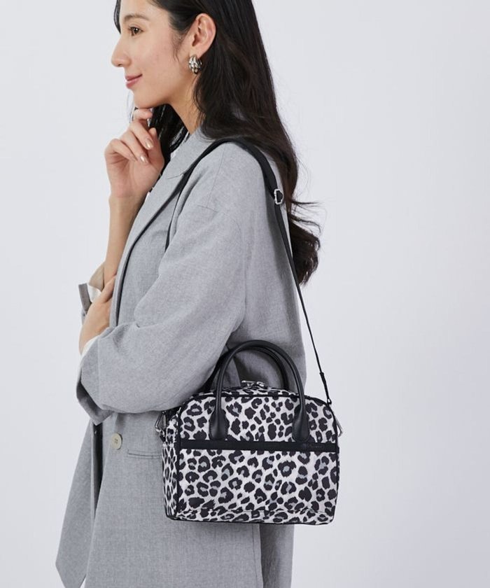 【レスポートサック/LeSportsac】のSQUARE TH CROSSBODY/アップタウンレオパード/ブラック インテリア・キッズ・メンズ・レディースファッション・服の通販 founy(ファニー) https://founy.com/ ファッション Fashion レディースファッション Fashion for Women コンパクト Compact, Small Size 軽量 Lightweight, Ultra Light 財布 Wallet, Purse フォルム Silhouette, Form ポケット Pocket, Pocket Detail モノトーン Monotone, Black and White ラウンド Round, Round Neck レオパード Leopard, Animal Print ワーク Workwear, Utility Style ビジネス 仕事 通勤 Business / Work / Commuting |ID: prp329100004668755 ipo3291000000033759501