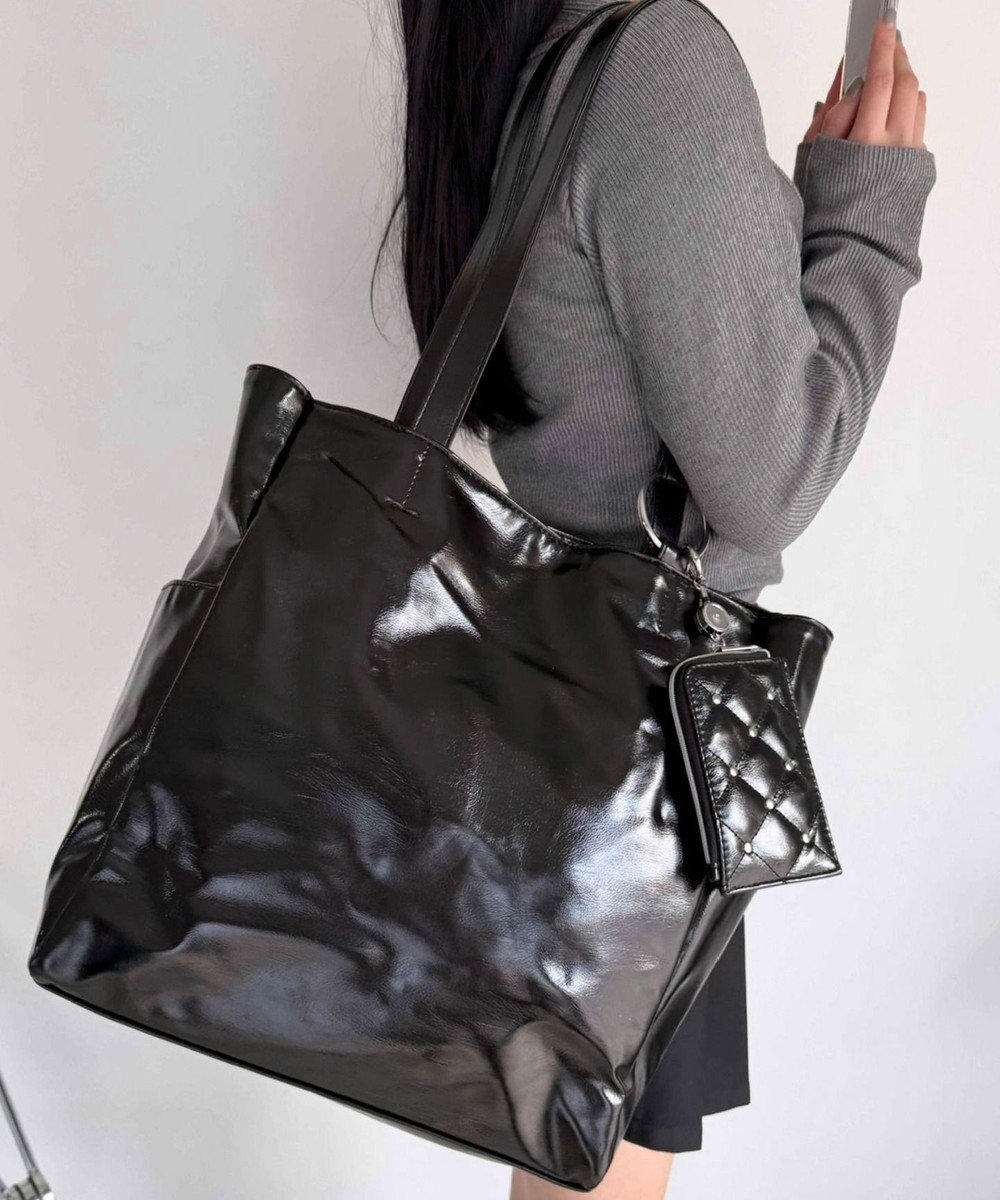 【ウィゴー/WEGO】のリールパスケース付きA4BIGトート インテリア・キッズ・メンズ・レディースファッション・服の通販 founy(ファニー) 　ファッション　Fashion　レディースファッション　Fashion for Women　バッグ　Bags　キーホルダー　Keychain, Key Holder　ショルダー　Shoulder, Shoulder Strap　シルバー　Silver, Metallic Silver　シンプル　Simple, Minimal　スマホ　Smartphone, Mobile Device　チェーン　Chain, Chain Strap　ポケット　Pocket, Pocket Detail　おすすめ　Recommended / Our Picks　ビジネス 仕事 通勤　Business / Work / Commuting　ブラック|ID: prp329100004668906 ipo3291000000034296043