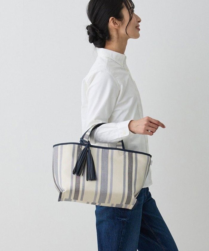 【ルートート/ROOTOTE】の1070【幅広マチ】LT.デリ-ワイド-ストライプ-A インテリア・キッズ・メンズ・レディースファッション・服の通販 founy(ファニー) https://founy.com/ ファッション Fashion レディースファッション Fashion for Women バッグ Bags カメラ Camera Accessories ストライプ Stripe, Striped Pattern 財布 Wallet, Purse タッセル Tassel, Fringe ポケット Pocket, Pocket Detail マグネット Magnet, Magnetic Closure ランダム Random, Irregular ワイド Wide, Wide Fit 新作・新入荷 New Arrivals / New In |ID: prp329100004669312 ipo3291000000033761319