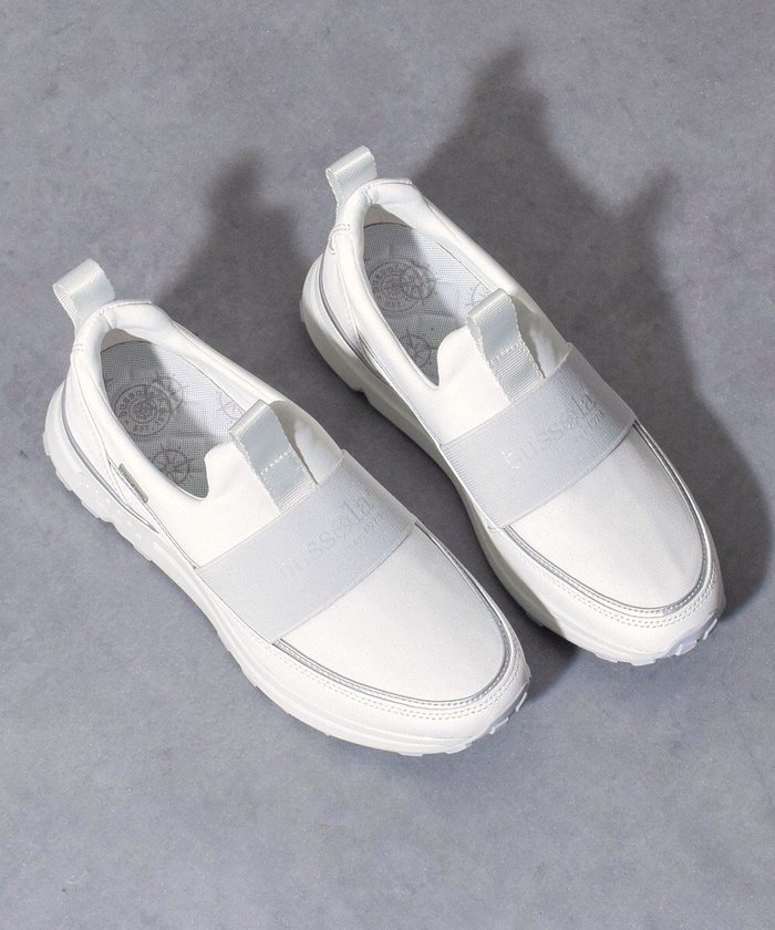 【インター ショシュール/INTER-CHAUSSURES】の【BUSSOLA】晴雨兼用ロゴスリッポンスニーカー インテリア・キッズ・メンズ・レディースファッション・服の通販 founy(ファニー) https://founy.com/ ファッション Fashion レディースファッション Fashion for Women クッション Cushion, Throw Pillow コレクション Collection, Seasonal Line 抗菌 Antibacterial, Bacteria-Resistant シューズ Shoes, Footwear スニーカー Sneakers, Trainers バランス Balance, Style Balance ライニング Inner Lining, Inner Fabric, Lined ラバー Rubber, Rubber Sole |ID: prp329100004669323 ipo3291000000033761368