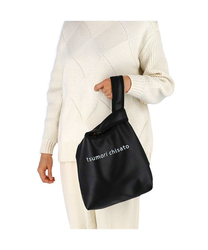 【ツモリチサト キャリー/tsumori chisato CARRY】のリバーシブルラム レジレザーバッグ ハンドバッグ 手提げバッグ Lサイズ インテリア・キッズ・メンズ・レディースファッション・服の通販 founy(ファニー) https://founy.com/ ファッション Fashion レディースファッション Fashion for Women アウター Coat / Outerwear Collection トップス・カットソー Cut & Sew Tops ベスト&ジレ / 重ね着スタイル Vests & Gilets ガーリー Girly, Feminine Style プリント Print, Printed Pattern ポケット Pocket, Pocket Detail マグネット Magnet, Magnetic Closure リバーシブル Reversible, Two-Sided |ID: prp329100004670204 ipo3291000000033765404