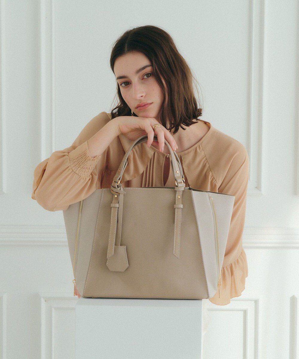 【イェッカ ヴェッカ/YECCA VECCA】の【A4対応】2way配色ZIPデザインバッグ インテリア・キッズ・メンズ・レディースファッション・服の通販 founy(ファニー) ファッション Fashion レディースファッション Fashion for Women バッグ Bags サイドジップ Side Zip, Side Zipper ショルダー Shoulder, Shoulder Strap フォルム Silhouette, Form ポケット Pocket, Pocket Detail 財布 Wallet, Purse ビジネス 仕事 通勤 Business / Work / Commuting Beige|ID: prp329100004670251 ipo3291000000033765601