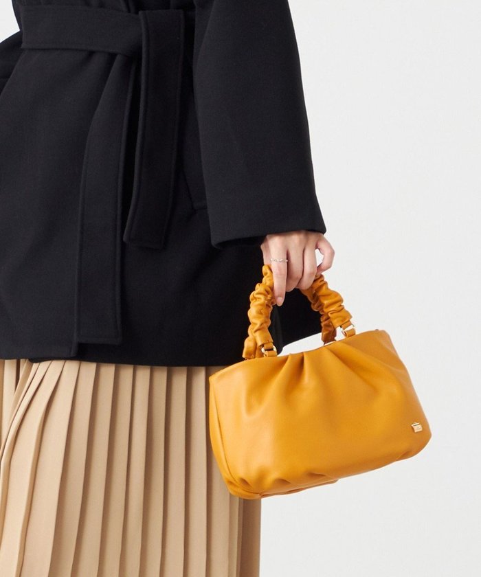 【ラ バガジェリー/LA BAGAGERIE】のシープレザー ギャザーハンドル2wayラウンドトートバッグ インテリア・キッズ・メンズ・レディースファッション・服の通販 founy(ファニー) https://founy.com/ ファッション Fashion レディースファッション Fashion for Women バッグ Bags ギャザー Gathered, Ruffled 軽量 Lightweight, Ultra Light シャーリング Shirring, Ruched シンプル Simple, Minimal スマート Smart, Elegant 財布 Wallet, Purse フォルム Silhouette, Form ポケット Pocket, Pocket Detail マグネット Magnet, Magnetic Closure |ID: prp329100004670271 ipo3291000000035712743