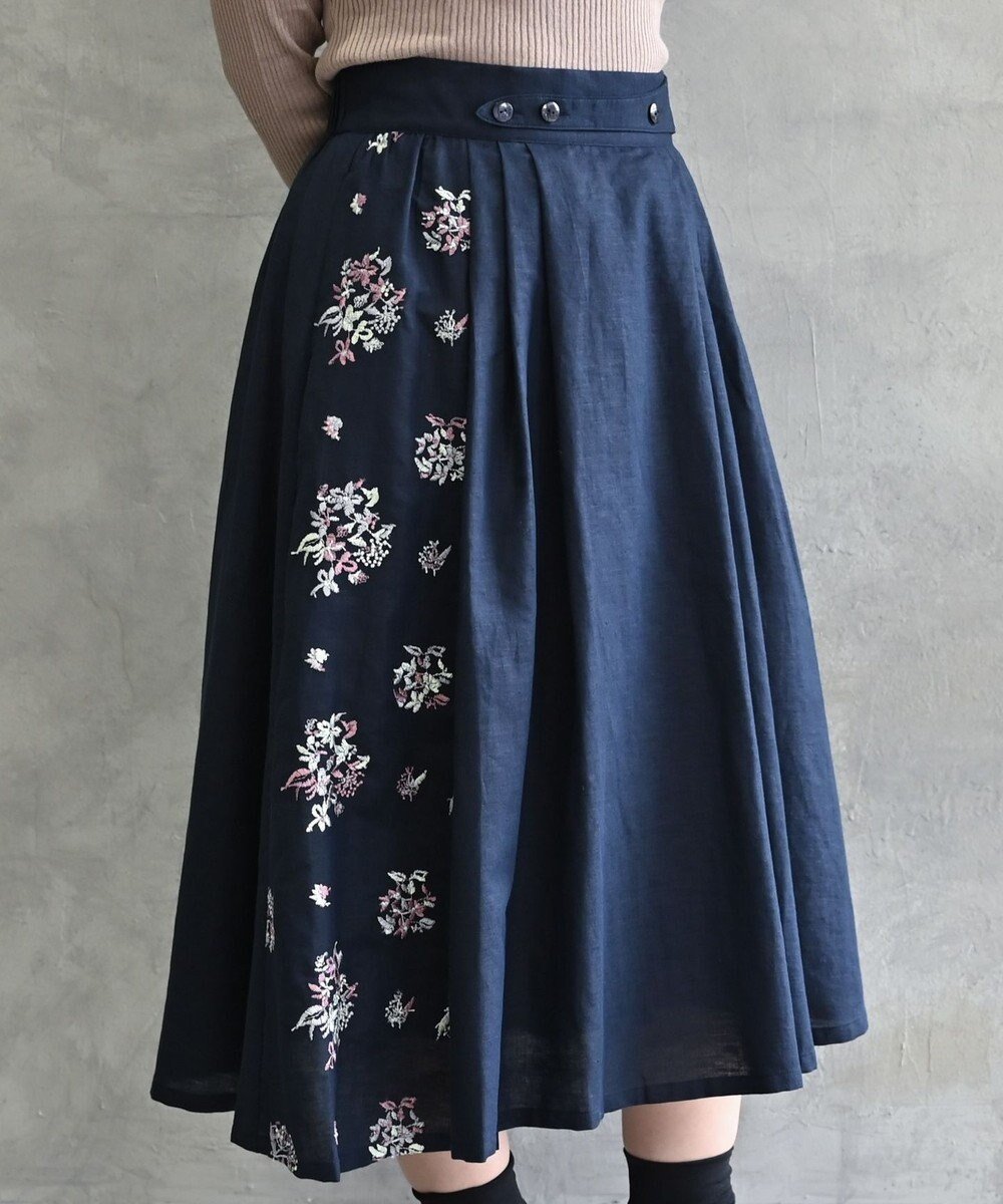 【ムーク/muuc】の〈コットン×リネン〉〈高品質なドライタッチ生地〉〈遠州織物の工場で織られた上質な生地〉野小花刺繍 ウエスト後ろゴムあり 裏地あり ギャザースカート インテリア・キッズ・メンズ・レディースファッション・服の通販 founy(ファニー) ファッション Fashion レディースファッション Fashion for Women スカート Skirts 春 Spring キャンバス Canvas, Canvas Fabric ギャザー Gathered, Ruffled クラシック Classic, Timeless Style 定番 Standard, Basic Item 手編み Hand-Knitted, Handmade Knit パターン Pattern, Design Print リネン Linen, Linen Fabric S/S・春夏 SS, Spring/Summer, Warm Season 再入荷 Restock / Back in Stock 夏 Summer エレガント 上品 Elegant ネイビー|ID: prp329100004670853 ipo3291000000034276585