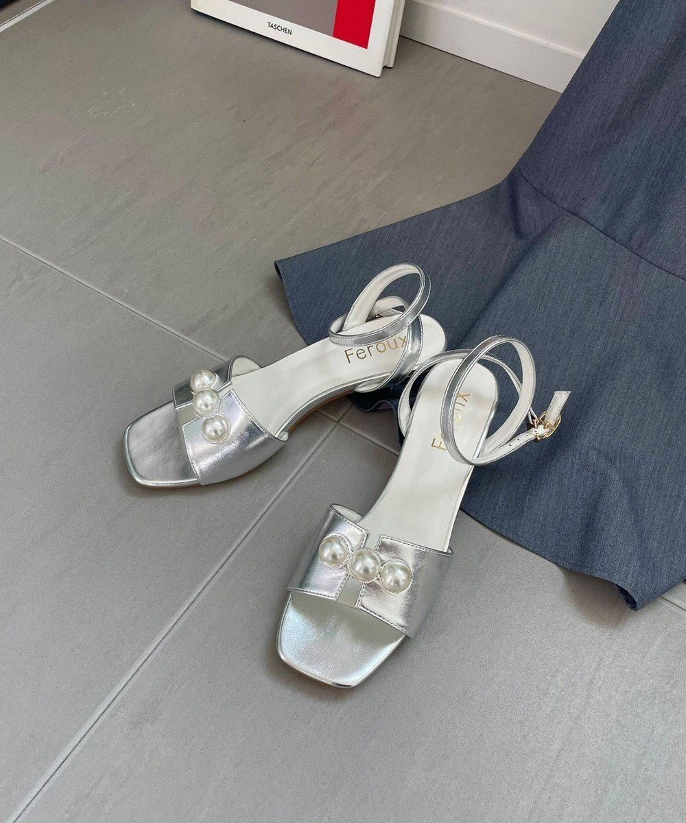【フェルゥ/Feroux】のパールポイント サンダル インテリア・キッズ・メンズ・レディースファッション・服の通販 founy(ファニー) ファッション Fashion レディースファッション Fashion for Women サンダル Sandals, Summer Shoes シャイニー Shiny, Glossy Finish シルバー Silver, Metallic Silver シンプル Simple, Minimal ストラップサンダル Strappy Sandals, Strap Sandals パール Pearl, Pearl Accent 夏 Summer 春 Spring S/S・春夏 SS, Spring/Summer, Warm Season シルバー系|ID: prp329100004671300 ipo3291000000034605252
