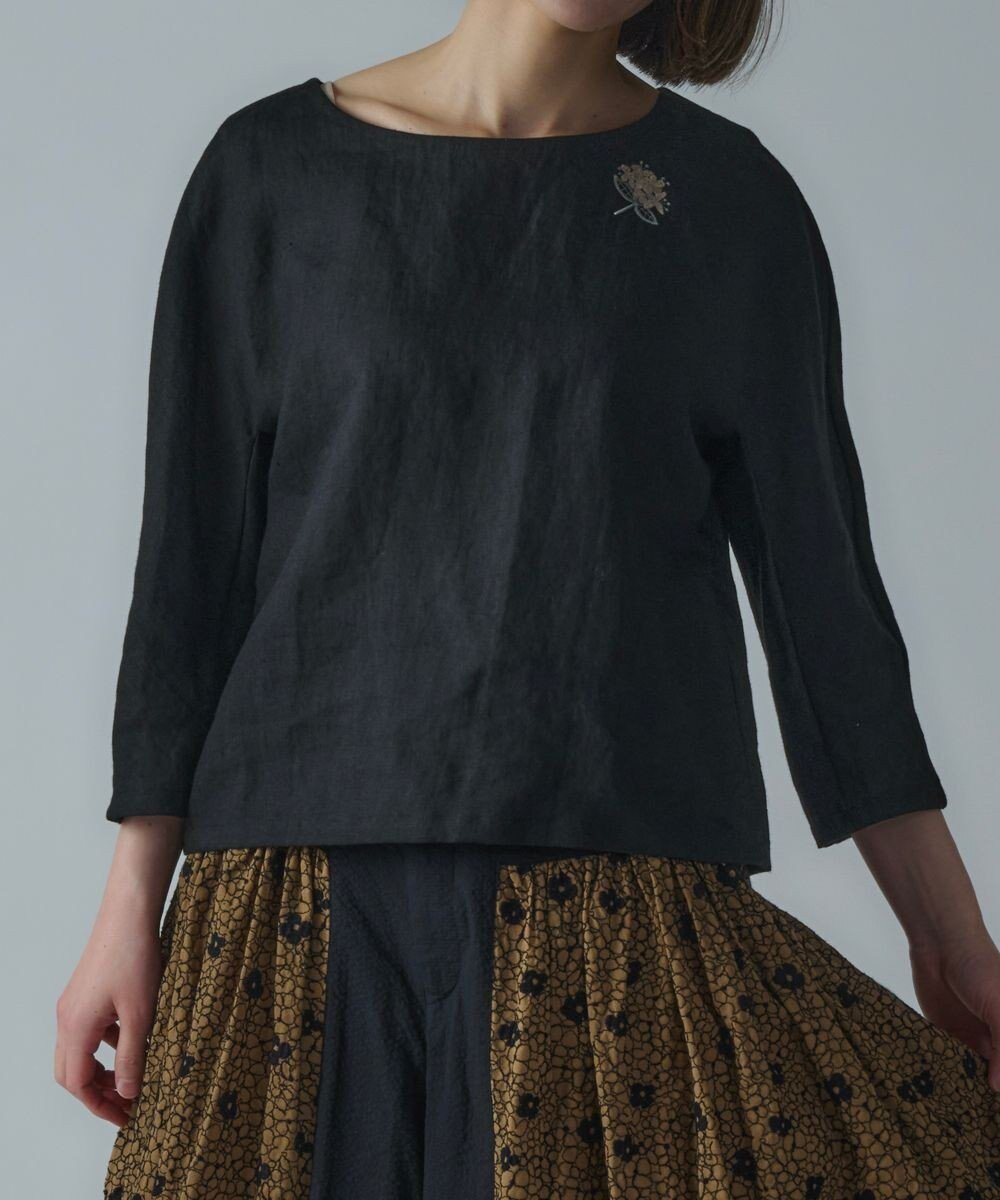 【ムーク/muuc】の〈高品質ベルギーリネン〉〈オンオフ着られる〉花刺繍モチーフ付きリネンプルオーバー インテリア・キッズ・メンズ・レディースファッション・服の通販 founy(ファニー) ファッション Fashion レディースファッション Fashion for Women トップス・カットソー Cut & Sew Tops シャツ・ブラウス・オフィスカジュアル Elegant Blouses & Button-Ups カジュアルプルオーバー・ニットトップス Pullovers & Knit Tops / Casual Pullovers オケージョン Occasion Wear 春 Spring キャンバス Canvas, Canvas Fabric 手編み Hand-Knitted, Handmade Knit パターン Pattern, Design Print モチーフ Motif, Design Theme リネン Linen, Linen Fabric S/S・春夏 SS, Spring/Summer, Warm Season 再入荷 Restock / Back in Stock 夏 Summer エレガント 上品 Elegant ブラック|ID: prp329100004671409 ipo3291000000034283317