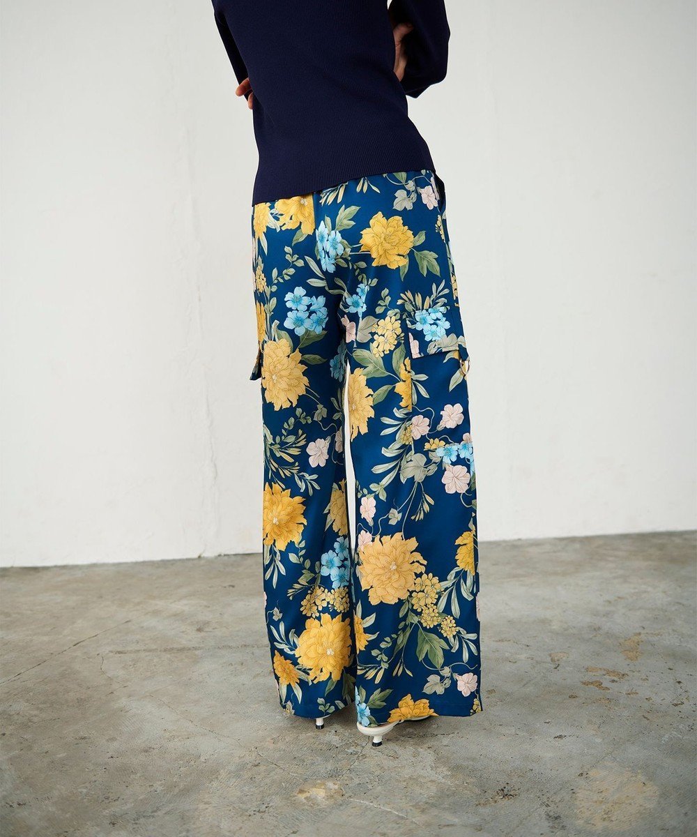 【グレース コンチネンタル/GRACE CONTINENTAL】のフラワープリントワークパンツ インテリア・キッズ・メンズ・レディースファッション・服の通販 founy(ファニー) 　ファッション　Fashion　レディースファッション　Fashion for Women　パンツ　Pants & Trousers　カーゴパンツ　Cargo Pants, Utility Pants　スタイリッシュ　Stylish, Fashionable　ストレート　Straight, Straight Cut　ツイル　Twist, Twisted Detail　フラワー　Flower, Floral　ポケット　Pocket, Pocket Detail　ワイド　Wide, Wide Fit　ワーク　Workwear, Utility Style　夏　Summer　春　Spring　S/S・春夏　SS, Spring/Summer, Warm Season　ネイビー|ID: prp329100004671615 ipo3291000000034284294