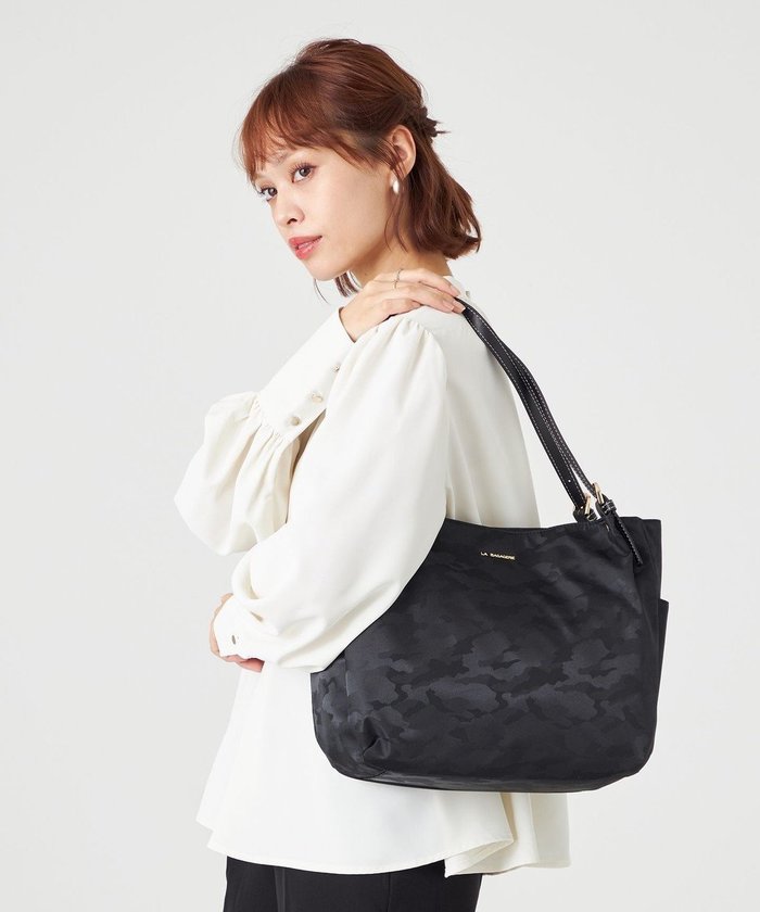 【ラ バガジェリー/LA BAGAGERIE】のシャドージャカード A4トートバッグ インテリア・キッズ・メンズ・レディースファッション・服の通販 founy(ファニー) https://founy.com/ ファッション Fashion レディースファッション Fashion for Women バッグ Bags エレガント 上品 Elegant 傘 Umbrella, Parasol シャドー Shadow, Subtle Pattern ジャカード/ジャガード Jacquard, Woven Pattern スマート Smart, Elegant 財布 Wallet, Purse トラベル Travel, Travel Gear ハンカチ Handkerchief, Hanky ポケット Pocket, Pocket Detail ポーチ Pouch, Small Case リップ Lip, Lip Motif ビジネス 仕事 通勤 Business / Work / Commuting |ID: prp329100004672404 ipo3291000000034286878