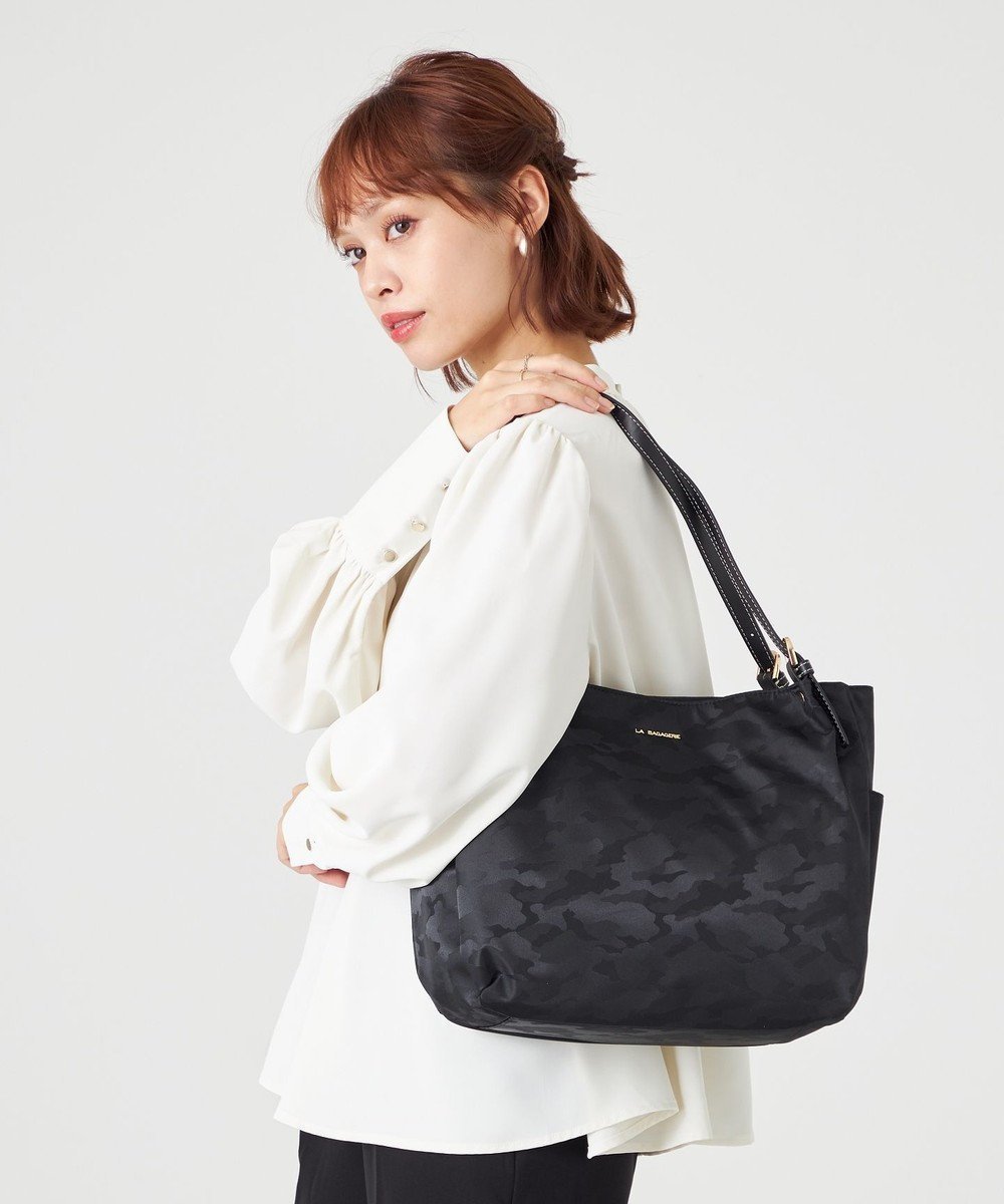 【ラ バガジェリー/LA BAGAGERIE】のシャドージャカード A4トートバッグ インテリア・キッズ・メンズ・レディースファッション・服の通販 founy(ファニー) 　ファッション　Fashion　レディースファッション　Fashion for Women　バッグ　Bags　エレガント 上品　Elegant　傘　Umbrella, Parasol　シャドー　Shadow, Subtle Pattern　ジャカード／ジャガード　Jacquard, Woven Pattern　スマート　Smart, Elegant　財布　Wallet, Purse　トラベル　Travel, Travel Gear　ハンカチ　Handkerchief, Hanky　ポケット　Pocket, Pocket Detail　ポーチ　Pouch, Small Case　リップ　Lip, Lip Motif　ビジネス 仕事 通勤　Business / Work / Commuting　ブラック|ID: prp329100004672404 ipo3291000000034286879