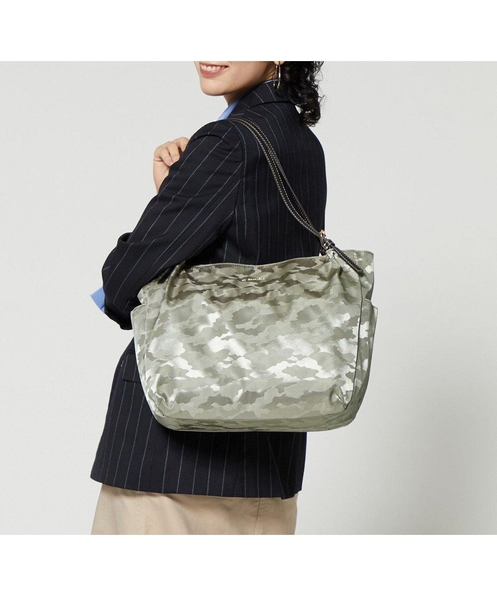 【ラ バガジェリー/LA BAGAGERIE】のシャドージャカード A4トートバッグ インテリア・キッズ・メンズ・レディースファッション・服の通販 founy(ファニー) 　ファッション　Fashion　レディースファッション　Fashion for Women　バッグ　Bags　エレガント 上品　Elegant　傘　Umbrella, Parasol　シャドー　Shadow, Subtle Pattern　ジャカード／ジャガード　Jacquard, Woven Pattern　スマート　Smart, Elegant　財布　Wallet, Purse　トラベル　Travel, Travel Gear　ハンカチ　Handkerchief, Hanky　ポケット　Pocket, Pocket Detail　ポーチ　Pouch, Small Case　リップ　Lip, Lip Motif　ビジネス 仕事 通勤　Business / Work / Commuting　グレージュ|ID: prp329100004672404 ipo3291000000034286881