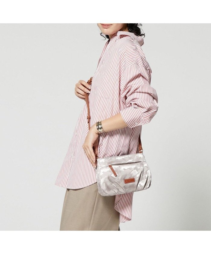 【ラ バガジェリー/LA BAGAGERIE】のシャドージャカード ショルダーバッグ インテリア・キッズ・メンズ・レディースファッション・服の通販 founy(ファニー) https://founy.com/ ファッション Fashion レディースファッション Fashion for Women バッグ Bags エレガント 上品 Elegant コンパクト Compact, Small Size シャドー Shadow, Subtle Pattern ジャカード/ジャガード Jacquard, Woven Pattern スマート Smart, Elegant 財布 Wallet, Purse トラベル Travel, Travel Gear ハンカチ Handkerchief, Hanky ポケット Pocket, Pocket Detail マグネット Magnet, Magnetic Closure リップ Lip, Lip Motif おすすめ Recommended / Our Picks ビジネス 仕事 通勤 Business / Work / Commuting |ID: prp329100004672816 ipo3291000000034286816