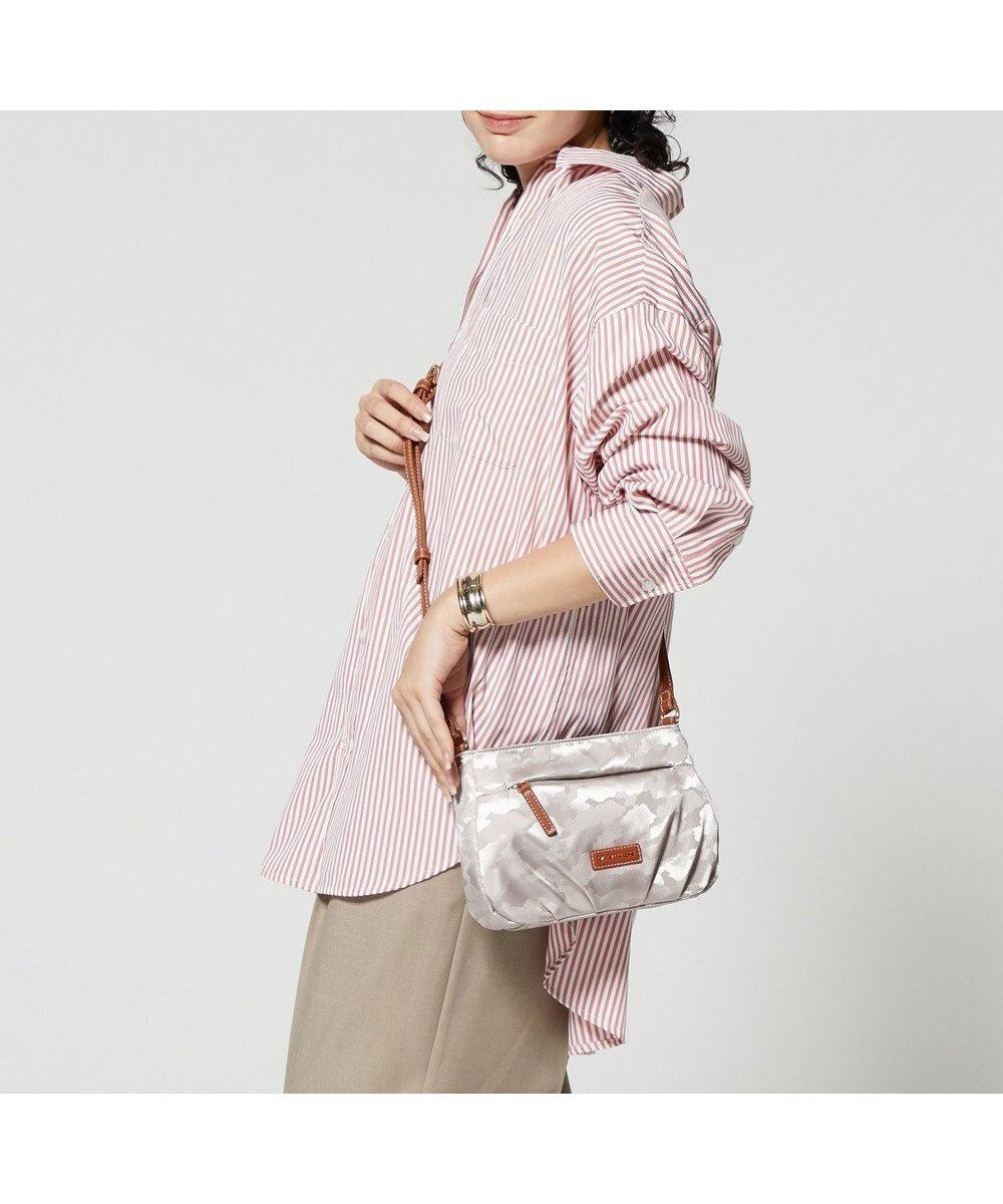 【ラ バガジェリー/LA BAGAGERIE】のシャドージャカード ショルダーバッグ 人気、トレンドファッション・服の通販 founy(ファニー) ファッション Fashion レディースファッション Fashion for Women バッグ Bags エレガント 上品 Elegant コンパクト Compact, Small Size シャドー Shadow, Subtle Pattern ジャカード/ジャガード Jacquard, Woven Pattern スマート Smart, Elegant 財布 Wallet, Purse トラベル Travel, Travel Gear ハンカチ Handkerchief, Hanky ポケット Pocket, Pocket Detail マグネット Magnet, Magnetic Closure リップ Lip, Lip Motif おすすめ Recommended / Our Picks ビジネス 仕事 通勤 Business / Work / Commuting other-1|ID: prp329100004672816 ipo3291000000034286816