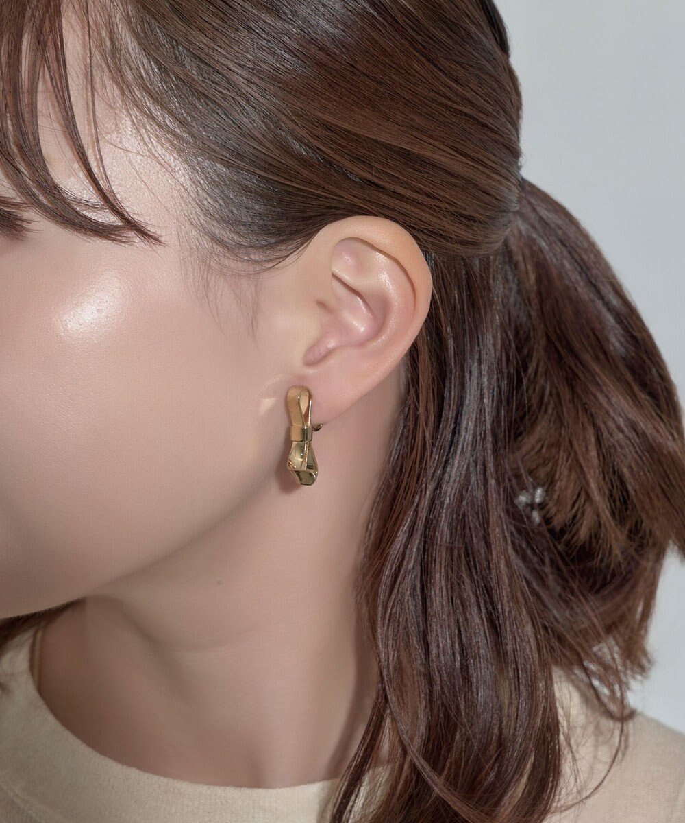 【フィービィー/phoebe】の≪TV番組着用商品≫ニュアンスリボンイヤリング ゴールド インテリア・キッズ・メンズ・レディースファッション・服の通販 founy(ファニー) 　ファッション　Fashion　レディースファッション　Fashion for Women　ジュエリー　Jewelry　ファッションリング　Fashion Rings　イヤリング・フープ・ドロップタイプ　Hoop, Drop & Clip Earrings　アクセサリー　Fashion Accessories　イヤリング　Earrings　フォルム　Silhouette, Form　モチーフ　Motif, Design Theme　リボン　Ribbon, Bow　ビジネス 仕事 通勤　Business / Work / Commuting　ゴールド|ID: prp329100004673481 ipo3291000000033777691