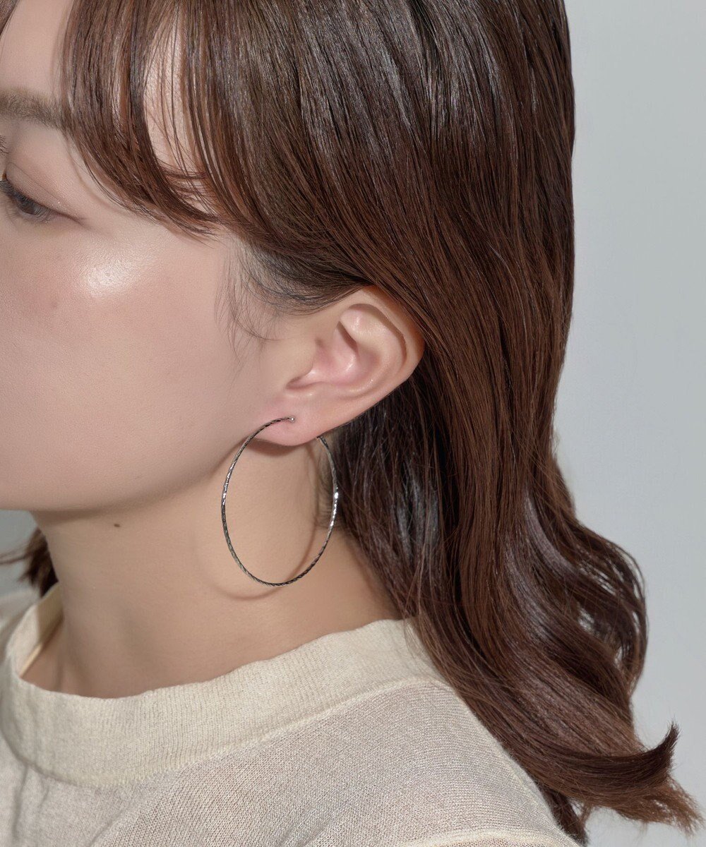 【フィービィー/phoebe】のツイストラインフープイヤリング シルバー インテリア・キッズ・メンズ・レディースファッション・服の通販 founy(ファニー) 　ファッション　Fashion　レディースファッション　Fashion for Women　ジュエリー　Jewelry　ファッションリング　Fashion Rings　イヤリング・フープ・ドロップタイプ　Hoop, Drop & Clip Earrings　おすすめ　Recommended / Our Picks　アクセサリー　Fashion Accessories　イヤリング　Earrings　シルバー　Silver, Metallic Silver　ツイスト　Tweed, Tweed Fabric　フープ　Hoop, Hoop Earrings　人気　Popular, Best Seller　シルバー|ID: prp329100004673762 ipo3291000000033778757
