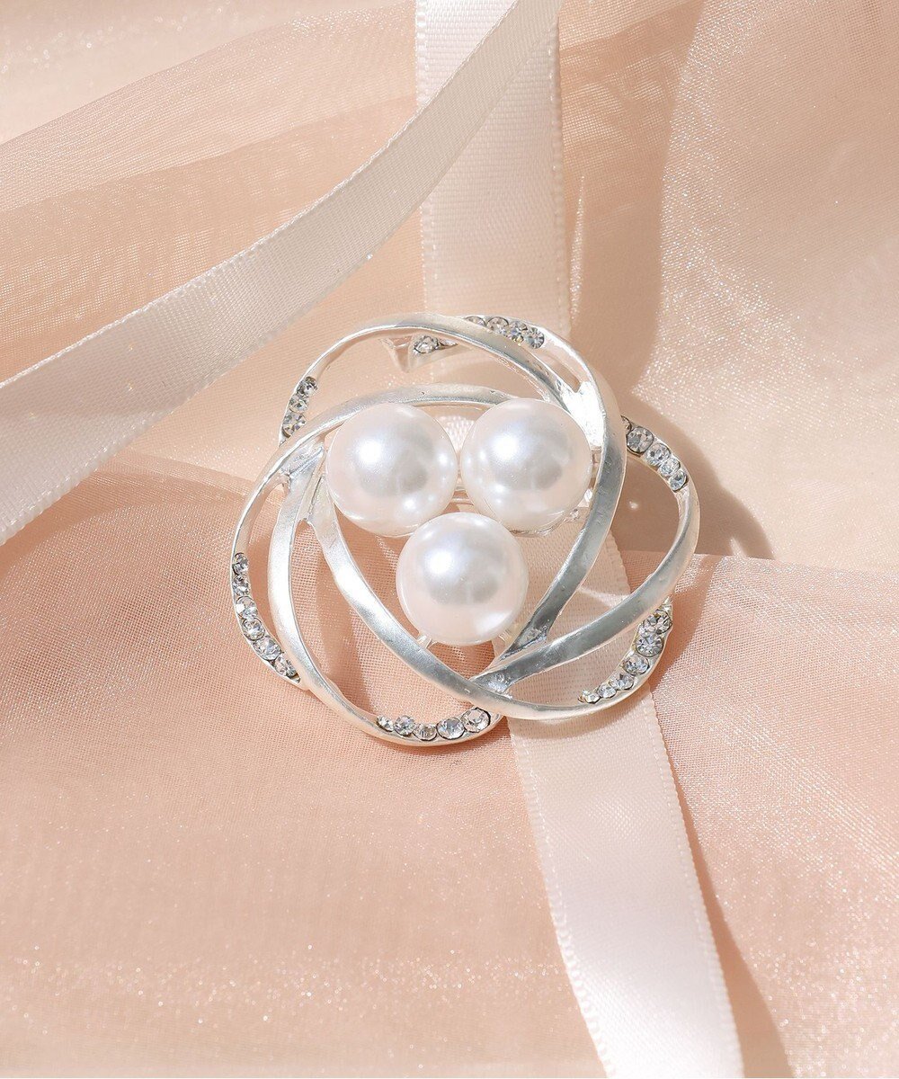 【ティアクラッセ/Tiaclasse】の3粒パールブローチ インテリア・キッズ・メンズ・レディースファッション・服の通販 founy(ファニー) 　ファッション　Fashion　レディースファッション　Fashion for Women　アクセサリー　Fashion Accessories　オケージョン　Occasion Wear　ストーン　Stone, Gem-Like　セレモニー　Ceremony　パール　Pearl, Pearl Accent　フォーマル　Formal, Dressy　ブローチ　Brooch, Pin Brooch　モチーフ　Motif, Design Theme　リボン　Ribbon, Bow　エレガント 上品　Elegant　入学式　Entrance Ceremony　冬　Winter / This Winter　卒業式　Graduation Ceremony　夏　Summer　春　Spring　秋　Autumn　結婚式　Wedding　シルバー|ID: prp329100004674924 ipo3291000000034302605