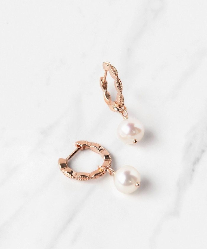 【トッカ/TOCCA】の【WEB限定】DAISY PETAL HOOP PIERCED EARRINGS K10ゴールド 淡水パール 2WAYピアス インテリア・キッズ・メンズ・レディースファッション・服の通販 founy(ファニー) https://founy.com/ ファッション Fashion レディースファッション Fashion for Women ジュエリー Jewelry ファッションリング Fashion Rings イヤリング・フープ・ドロップタイプ Hoop, Drop & Clip Earrings アクセサリー Fashion Accessories アンティーク Antique-Inspired シンプル Simple, Minimal チャーム Charm, Pendant パール Pearl, Pearl Accent フリル Frill, Ruffle フープ Hoop, Hoop Earrings ポーチ Pouch, Small Case おすすめ Recommended / Our Picks |ID: prp329100004675002 ipo3291000000033783635