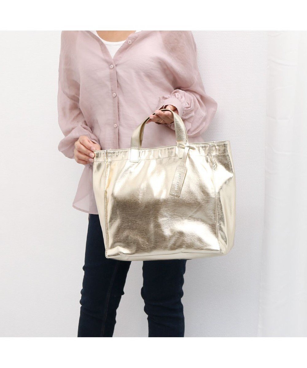 【アンビリオン/UNBILLION】のcachecache ソフトメタリックショッパートート インテリア・キッズ・メンズ・レディースファッション・服の通販 founy(ファニー) ファッション Fashion レディースファッション Fashion for Women バッグ Bags カラフル Colorful Design 雑誌 Magazine, Fashion Magazine ハンド Hand, Handmade ポケット Pocket, Pocket Detail ミックス Mix, Mixed Style メタリック Metallic, Shiny Finish モチーフ Motif, Design Theme 再入荷 Restock / Back in Stock ライトゴールド|ID: prp329100004675013 ipo3291000000034303803