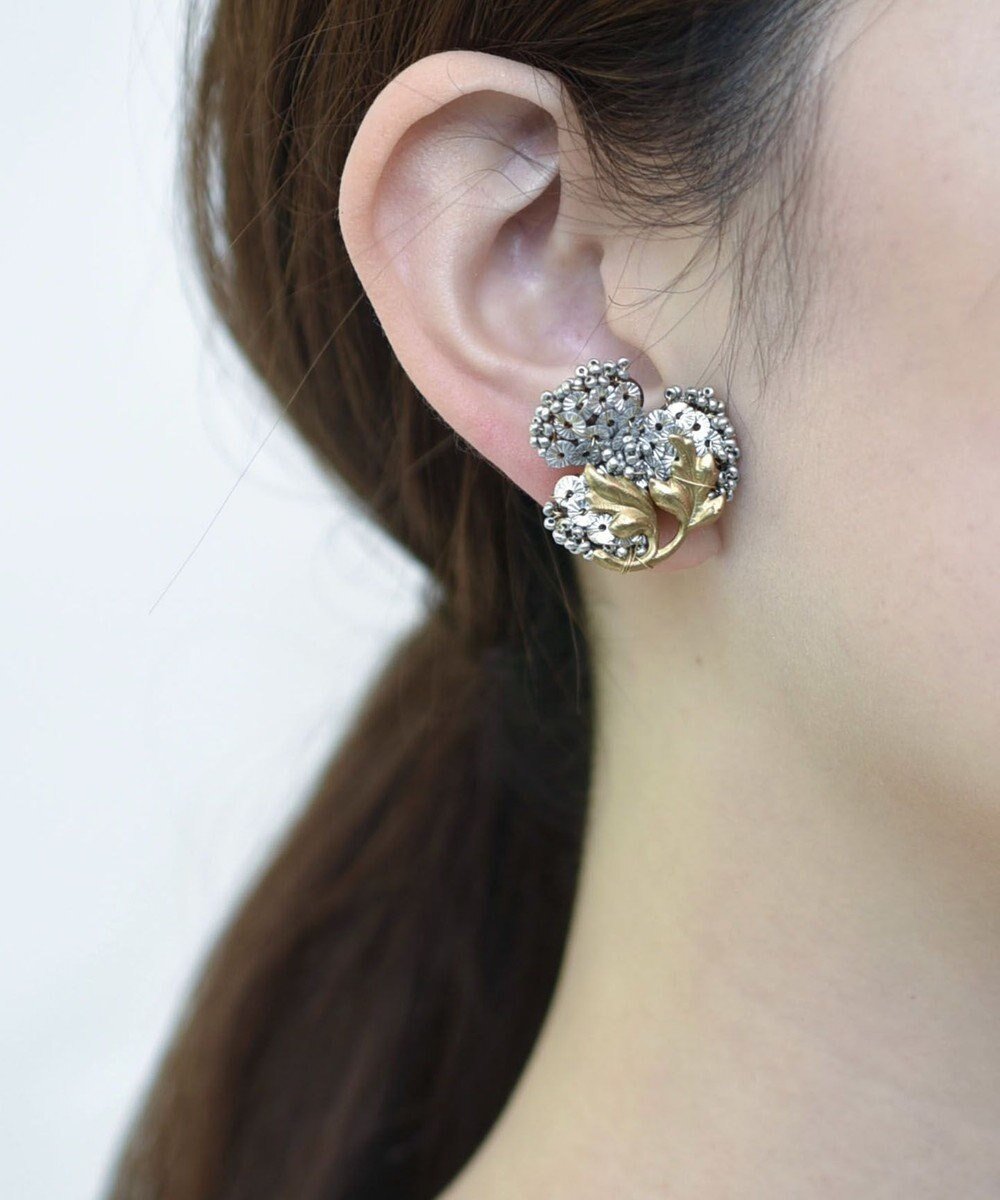 【モンシロ/monshiro】のシュウメイギクビジュー イヤリング インテリア・キッズ・メンズ・レディースファッション・服の通販 founy(ファニー) ファッション Fashion レディースファッション Fashion for Women ジュエリー Jewelry ファッションリング Fashion Rings イヤリング・フープ・ドロップタイプ Hoop, Drop & Clip Earrings アクセサリー Fashion Accessories イヤリング Earrings ジュエリー Jewelry, Accessories ドレス Dress, One-Piece パーティ Party, Party Style パール Pearl, Pearl Accent ビビッド Vivid, Bright Tone ボックス Boxy, Box Shape モチーフ Motif, Design Theme モノトーン Monotone, Black and White セレモニー Ceremony 結婚式 Wedding シルバー|ID: prp329100004675087 ipo3291000000034304631