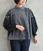 【ムーク/muuc】の〈遠州織物の工場で織られた上質なコットン生地〉〈オーガニックコットン〉〈チュール素材に花刺繍〉あじさい小花刺繍ブラウス ネイビー|ID: prp329100004675386 ipo3291000000033785066